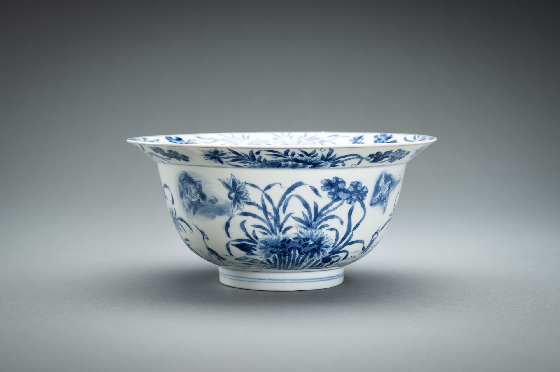 A BLUE AND WHITE PORCELAIN 'FLOWERS AND CRANES' BOWL, KANGXI - Bild 10 aus 17