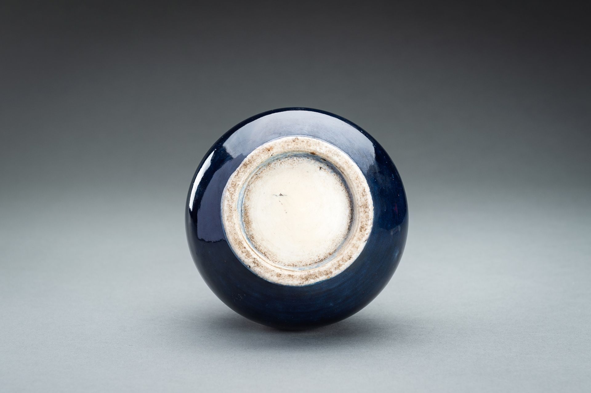 A SACRIFICIAL BLUE GLAZE PORCELAIN BOTTLE VASE, QING - Bild 8 aus 9