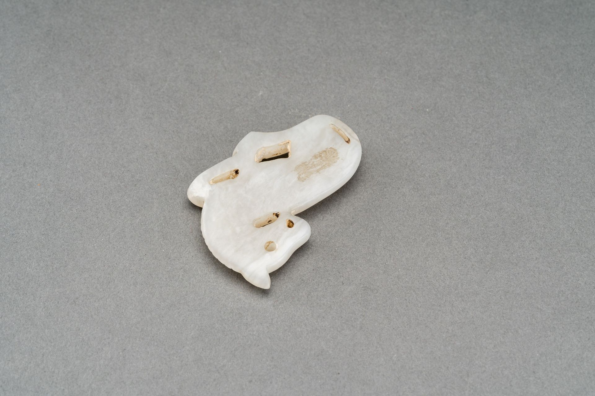 A GRAY JADE PENDANT OF A RECUMBENT HORSE, c. 1920s - Image 3 of 7