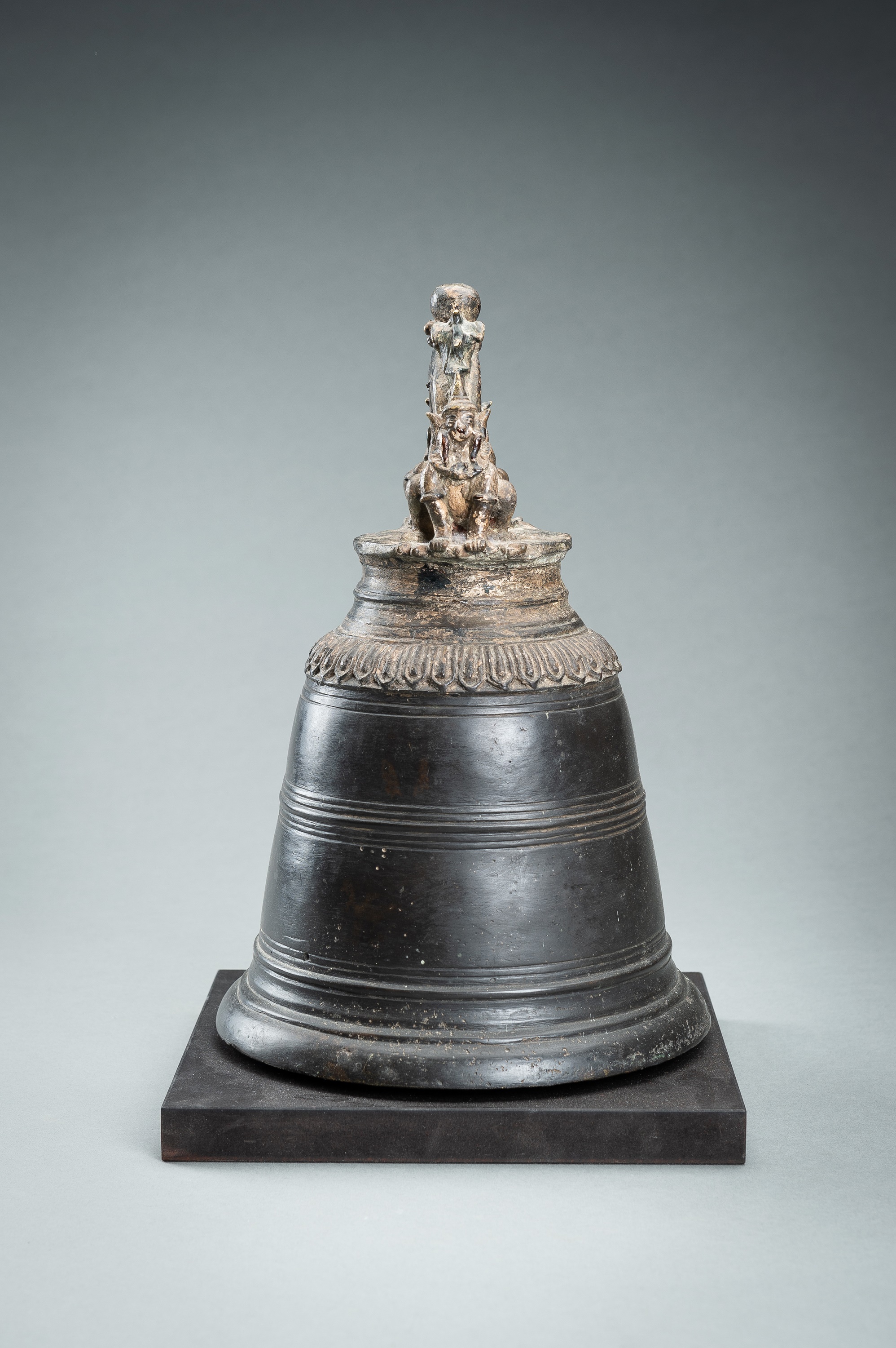 A MASSIVE BURMESE BRONZE TEMPLE BELL - Image 7 of 15