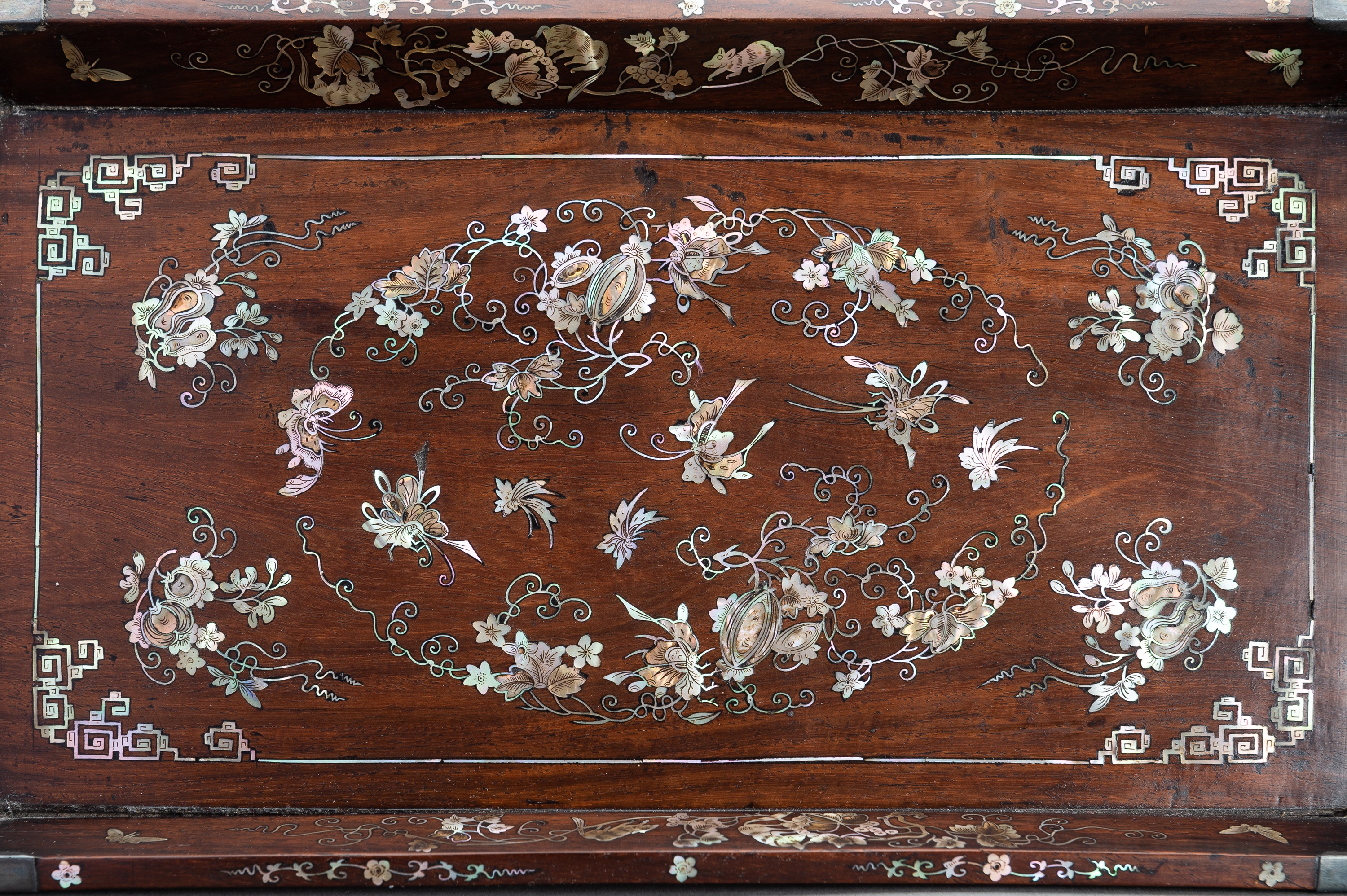 A FINE MOTHER-OF-PEARL INLAID WOOD TRAY, 19TH CENTURY - Image 11 of 13