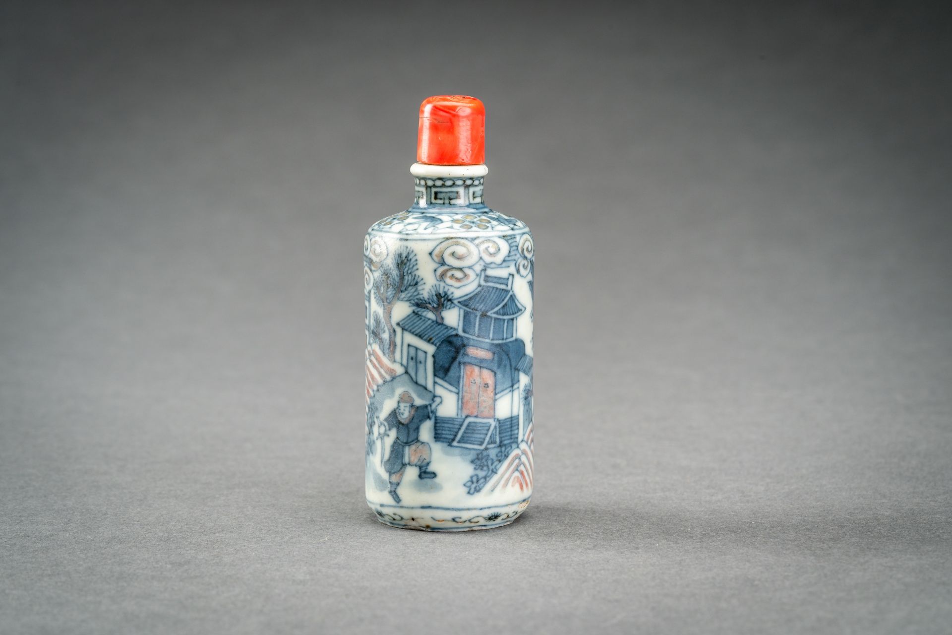 A BLUE, WHITE AND IRON RED PORCELAIN SNUFF BOTTLE, QING DYNASTY - Image 4 of 8