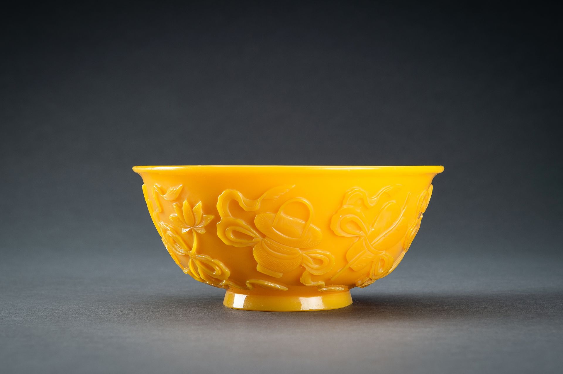 AN OPAQUE YELLOW GLASS BOWL WITH BUDDHIST SYMBOLS, QING - Bild 6 aus 13