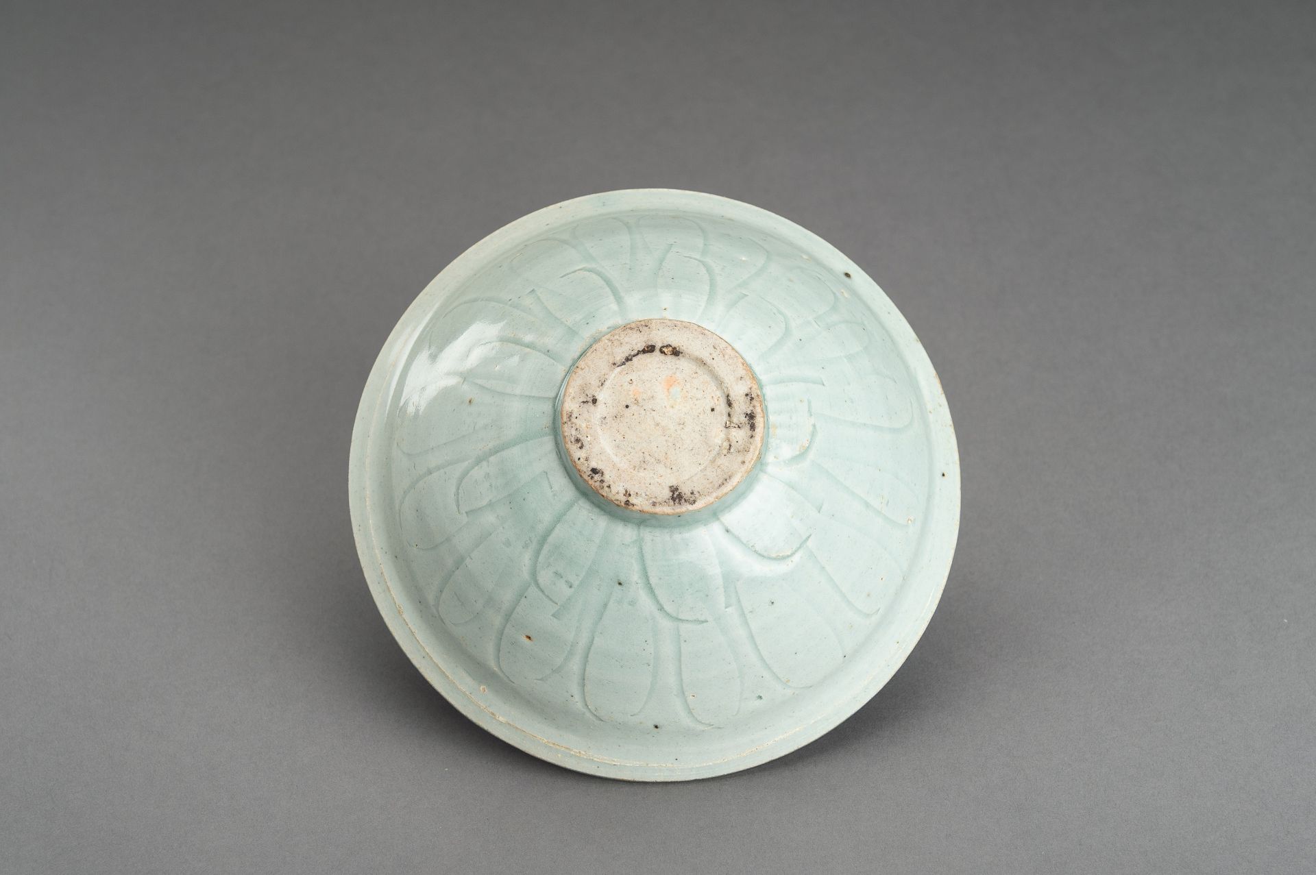 A QINGBAI GLAZED PORCELAIN BOWL WITH INCISED DECORATION - Image 11 of 12