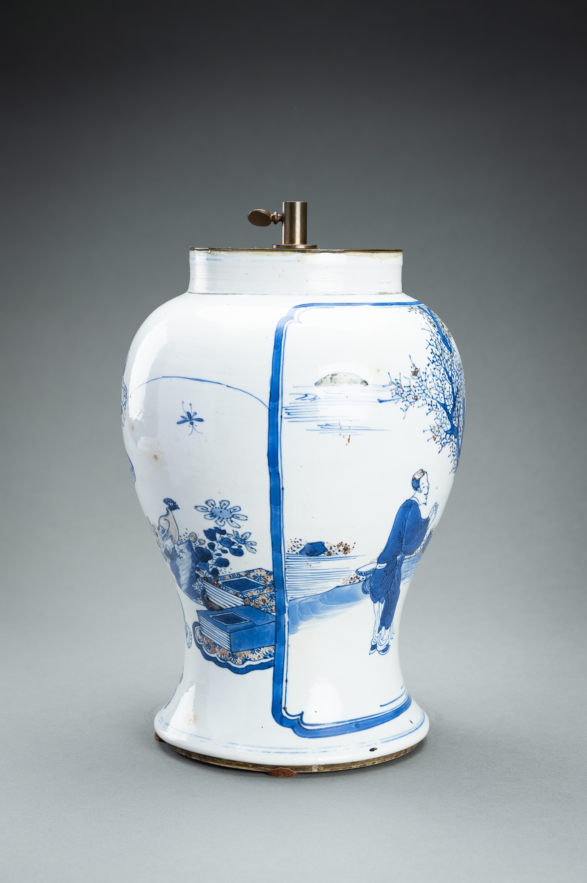 A 'HUNDRED ANTIQUES' PORCELAIN VASE, QING - Image 9 of 13