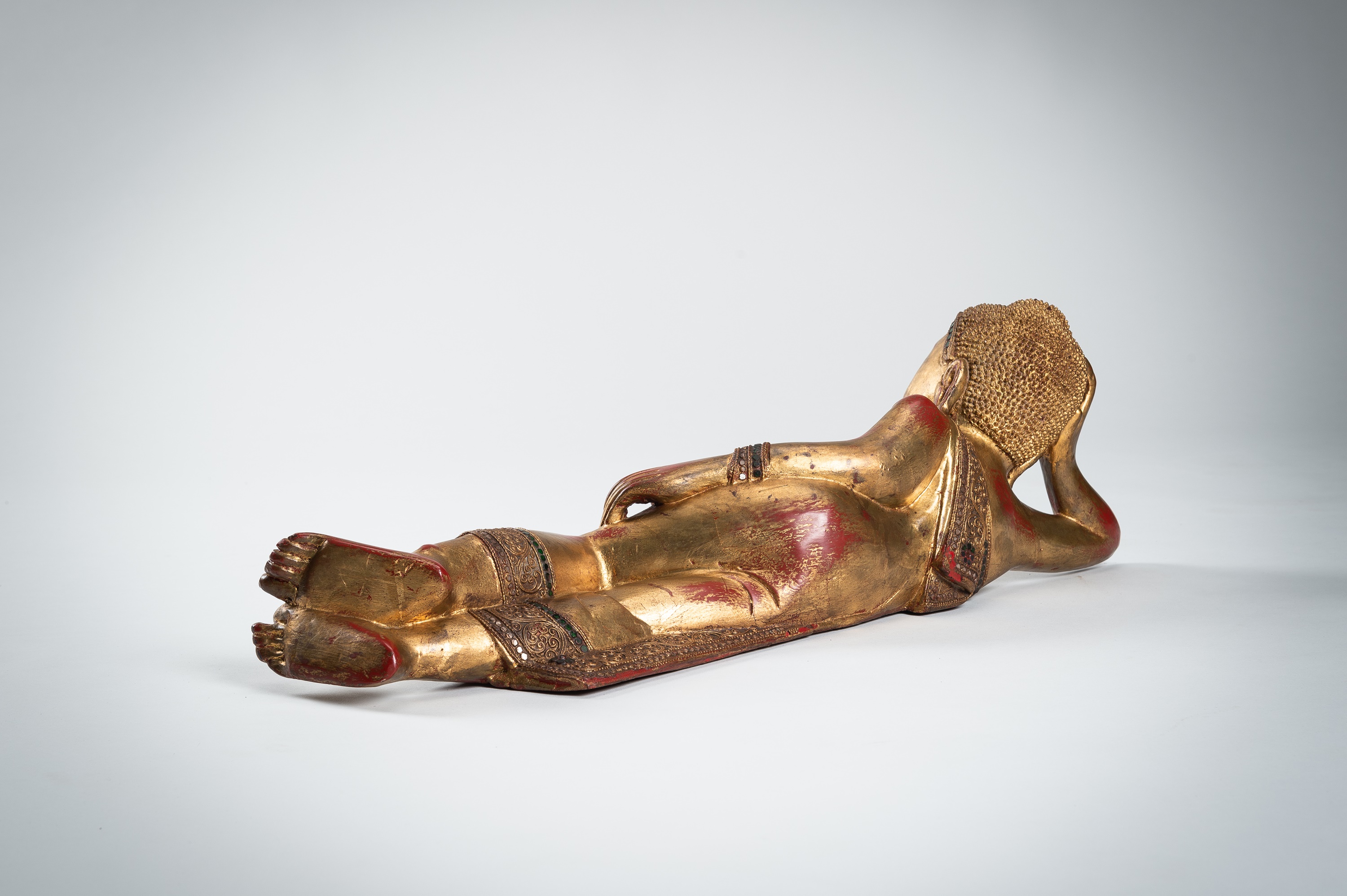 A BURMESE GILT-LACQUERED WOOD FIGURE OF THE RECLINING BUDDHA - Image 10 of 13