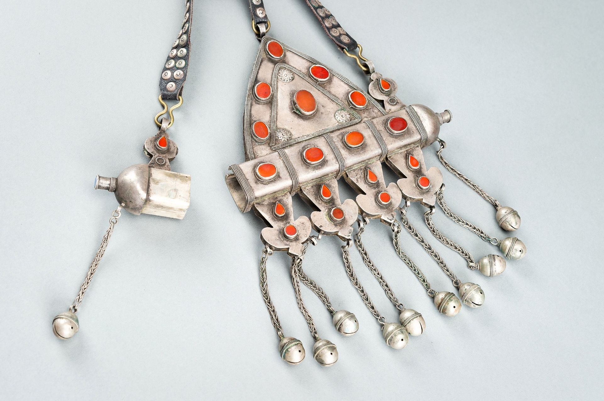 A TURKOMAN SILVER AND CARNELIAN AMULET HOLDER, c. 1900s - Bild 6 aus 13