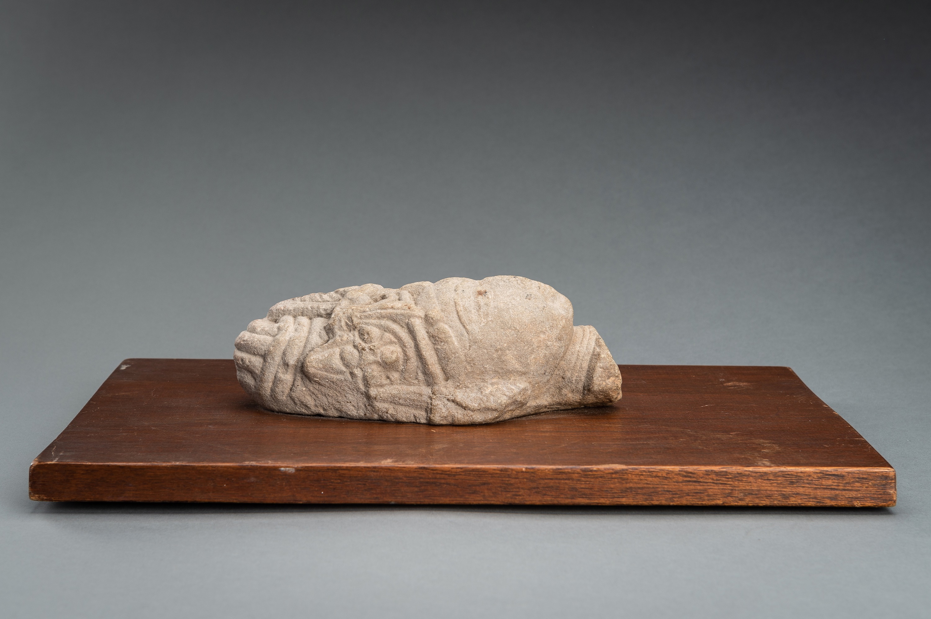 A SANDSTONE HEAD OF VISHNU WITH A MITER CROWN - Image 12 of 14