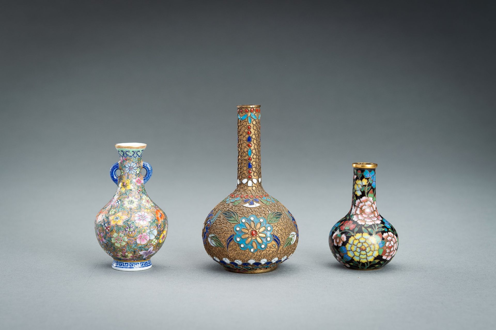 A GROUP OF THREE MINIATURE BOTTLE VASES, c. 1920s - Bild 8 aus 14