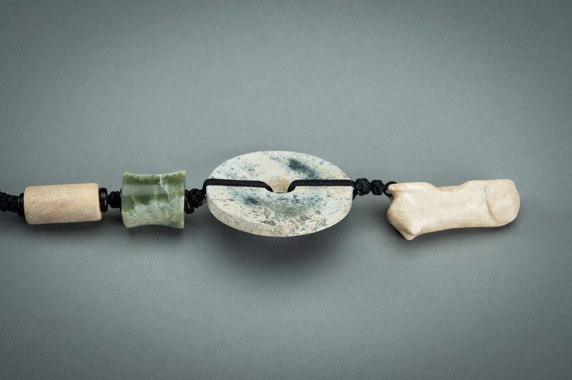 A PENDANT WITH JADE AND HARDSTONE ORNAMENTS, QING - Image 9 of 13