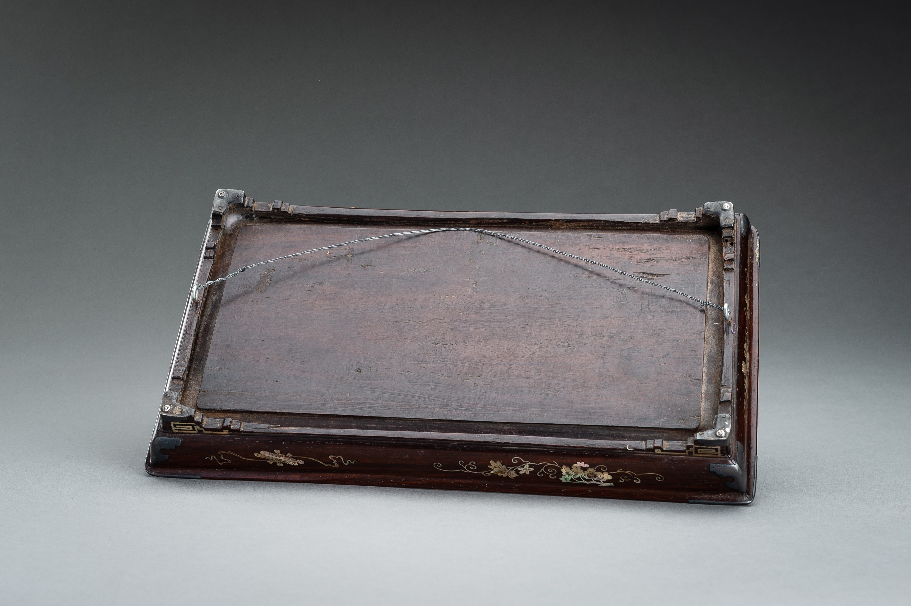 A FINE MOTHER-OF-PEARL INLAID WOOD TRAY, 19TH CENTURY - Image 12 of 13