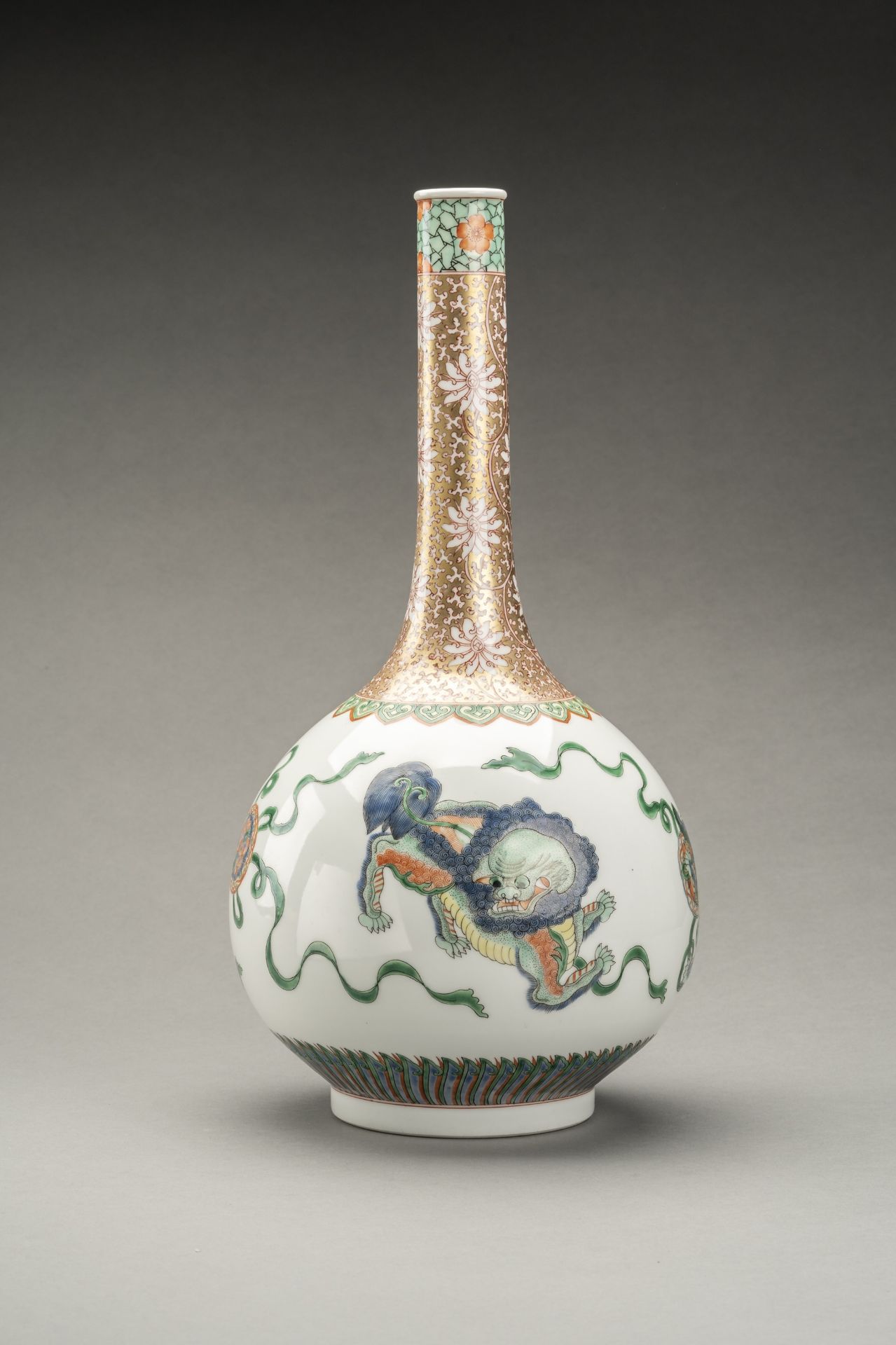 A FAMILLE VERTE 'BUDDHST LION' PORCLEAIN BOTTLE VASE, QING - Image 2 of 9