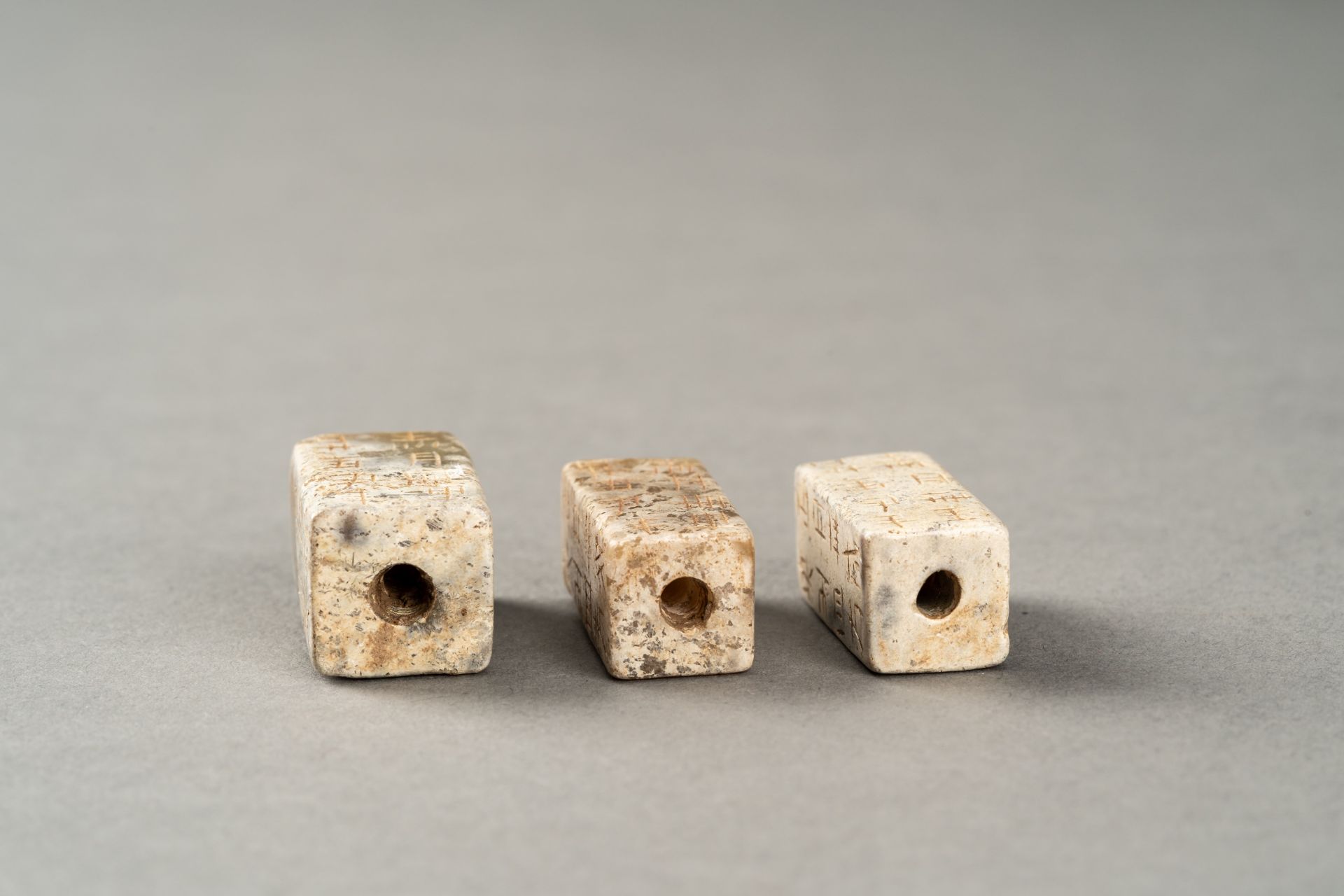 A GROUP OF THREE ARCHAISTIC CONG-FORM BEADS - Bild 7 aus 7