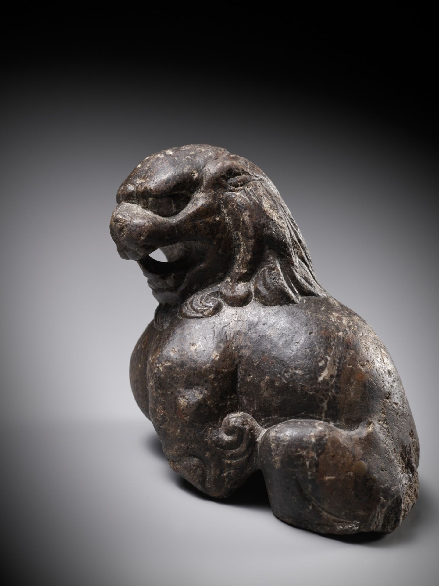 A BROWN LIMESTONE FIGURE OF A SEATED LION, TANG DYNASTY - Bild 3 aus 9