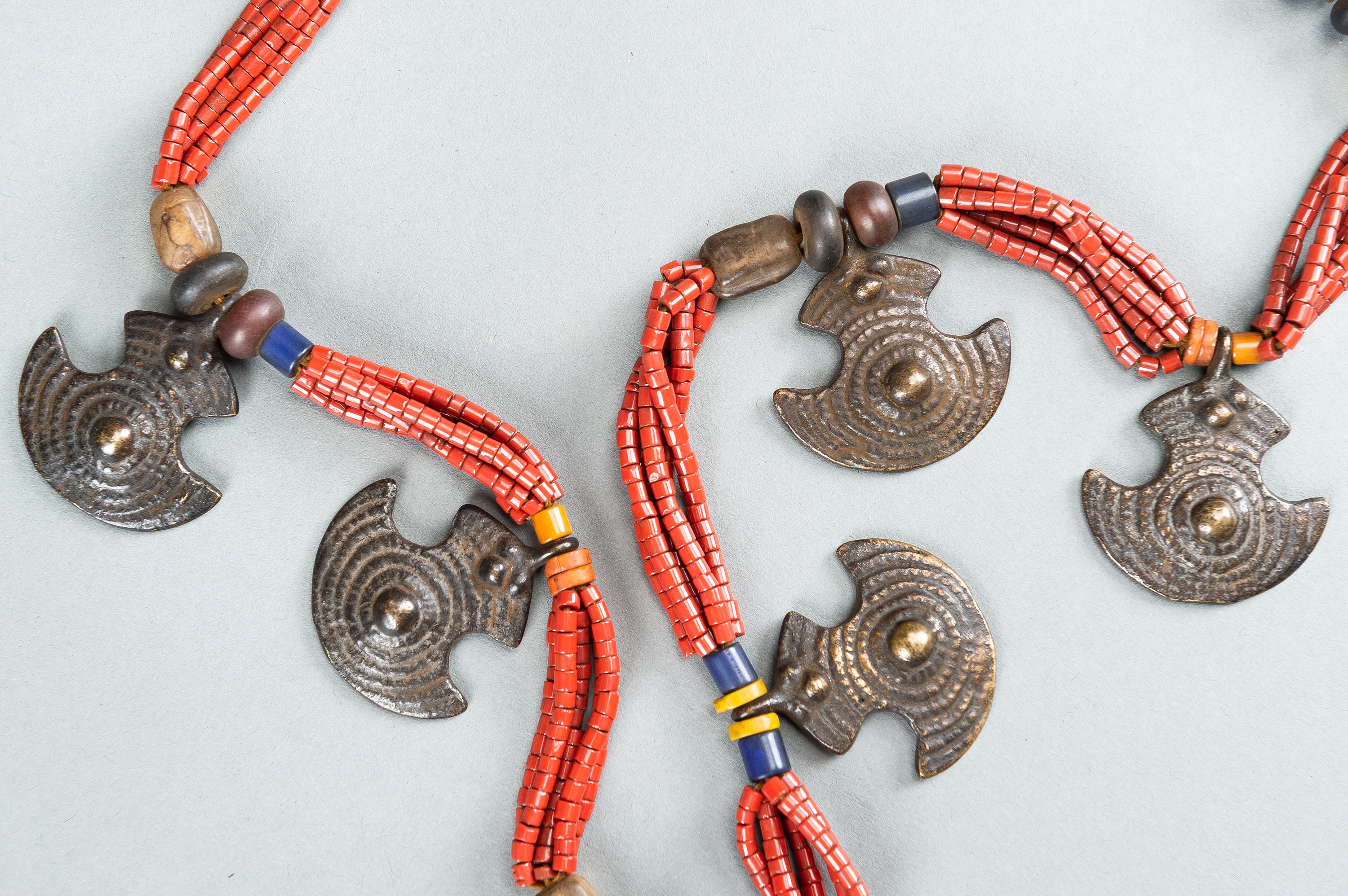 A NAGALAND MULTI-COLORED GLASS AND BRASS NECKLACE, c. 1900s - Image 8 of 11