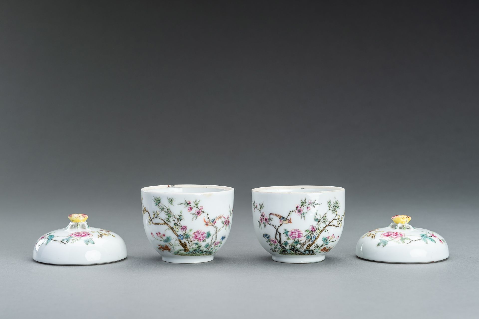 A SMALL PAIR OF ENAMELED BOWLS AND COVERS, GUANGXU MARK AND PERIOD - Image 6 of 12