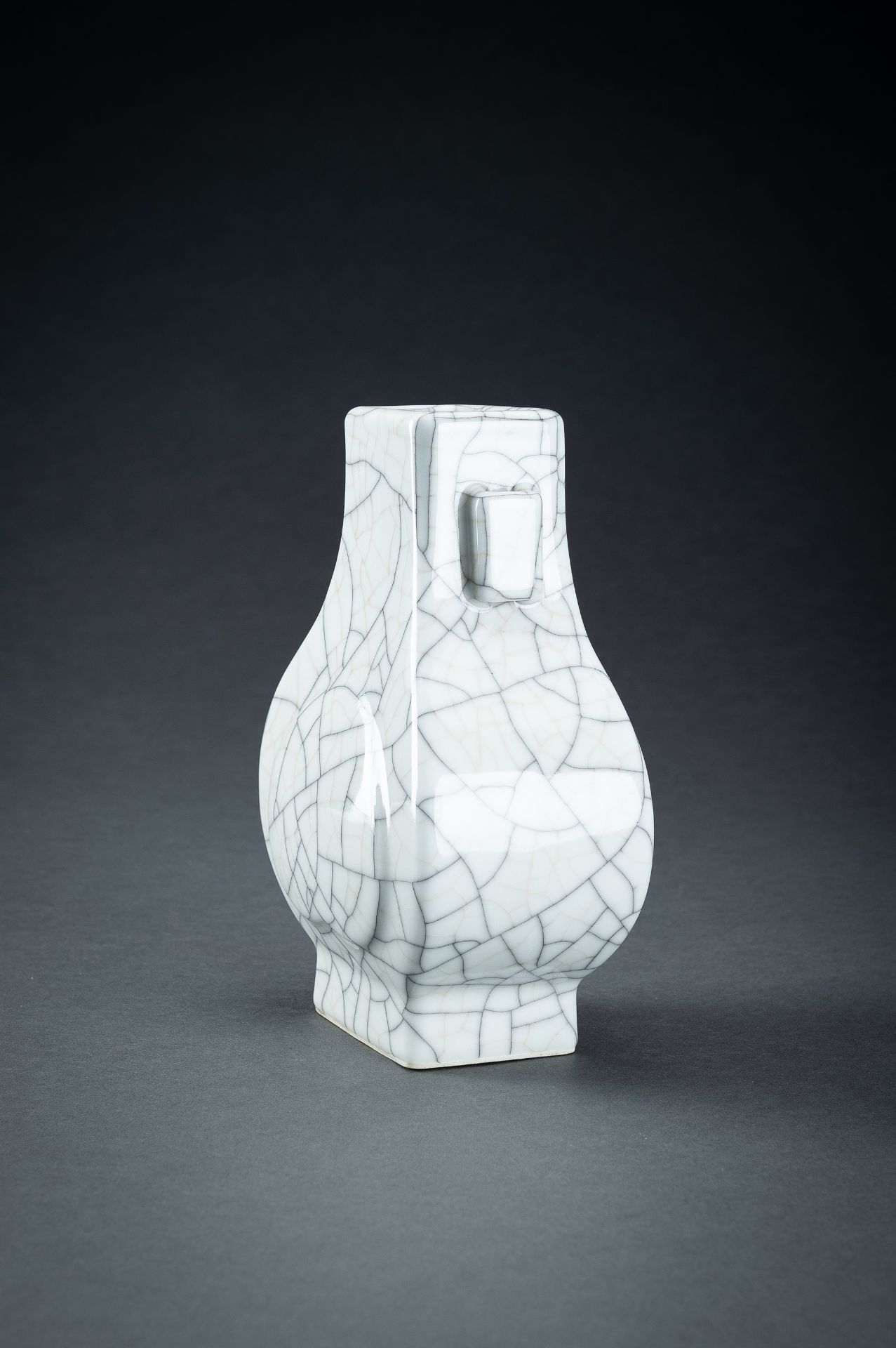 A GUAN-TYPE CRACKLED 'PEACH' VASE, HU, c. 1920s - Bild 3 aus 13