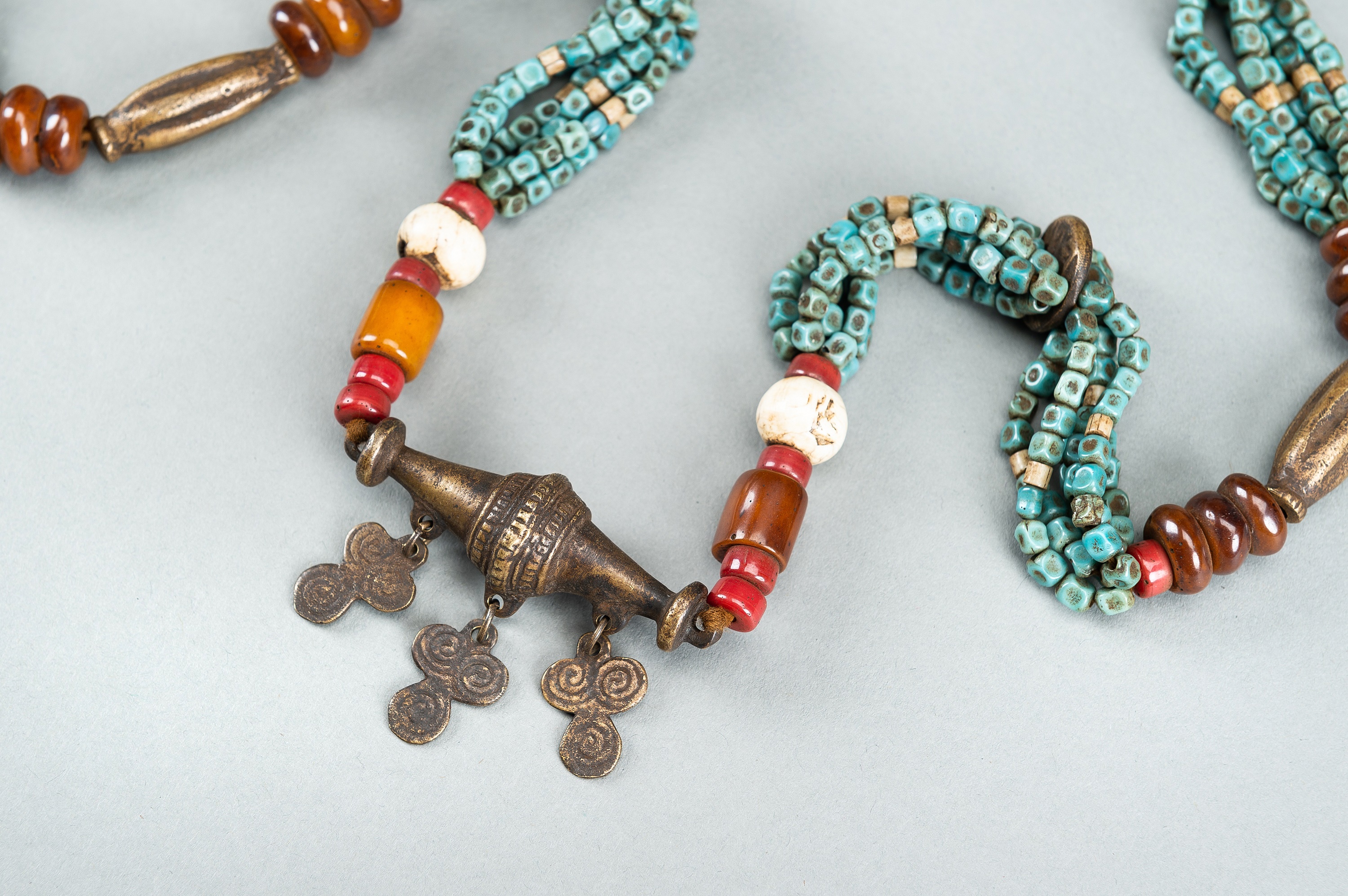 A NAGALAND MULTI-COLORED GLASS, BRASS AND SHELL NECKLACE, c. 1900s - Image 5 of 9