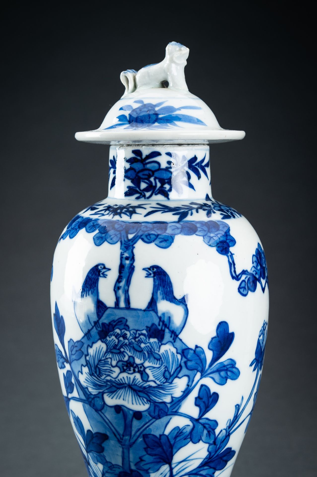 A PAIR OF BLUE AND WHITE BALUSTER VASES AND COVERS, QING - Image 2 of 14