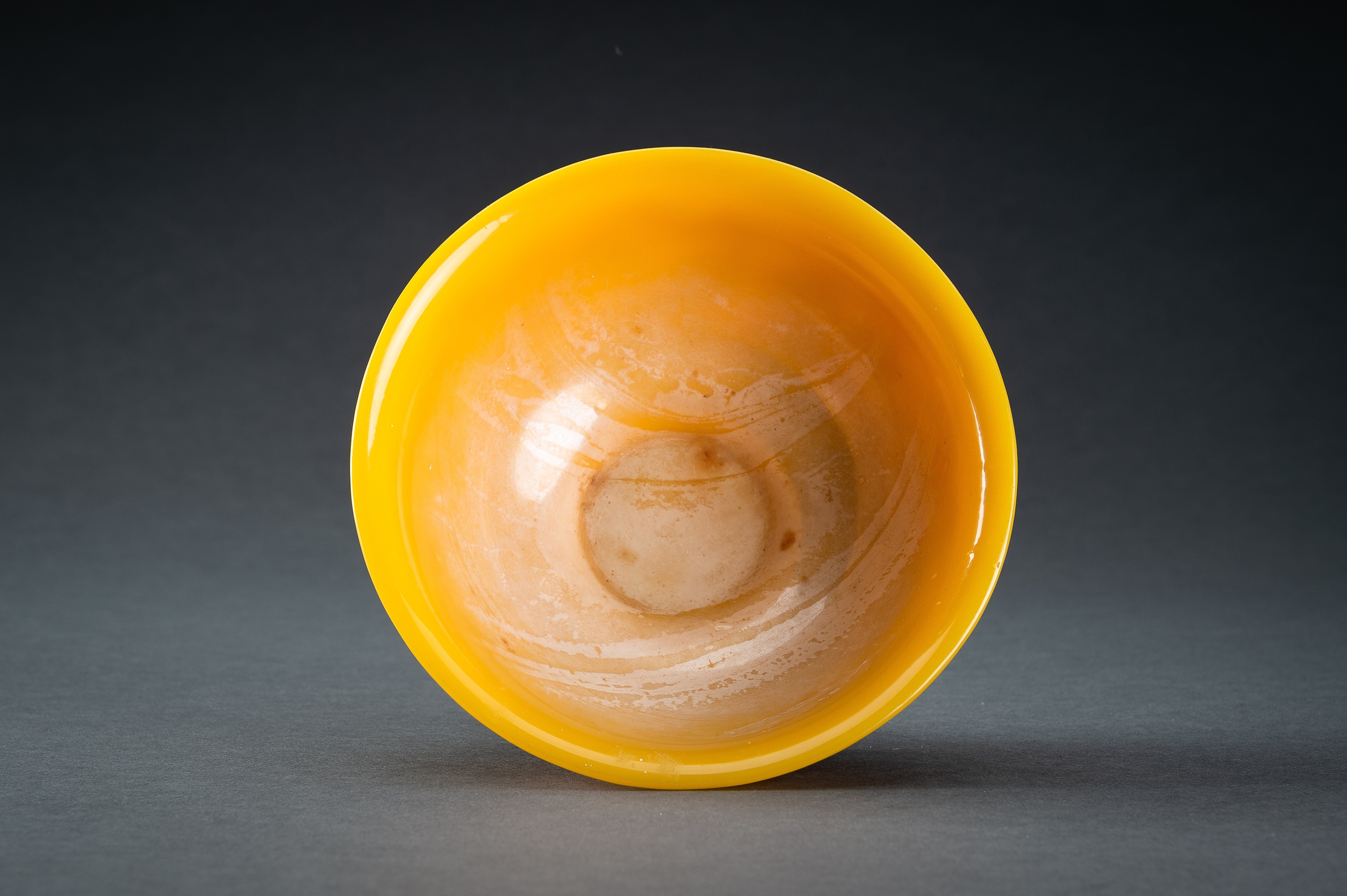 AN OPAQUE YELLOW GLASS BOWL WITH BUDDHIST SYMBOLS, QING - Image 12 of 13