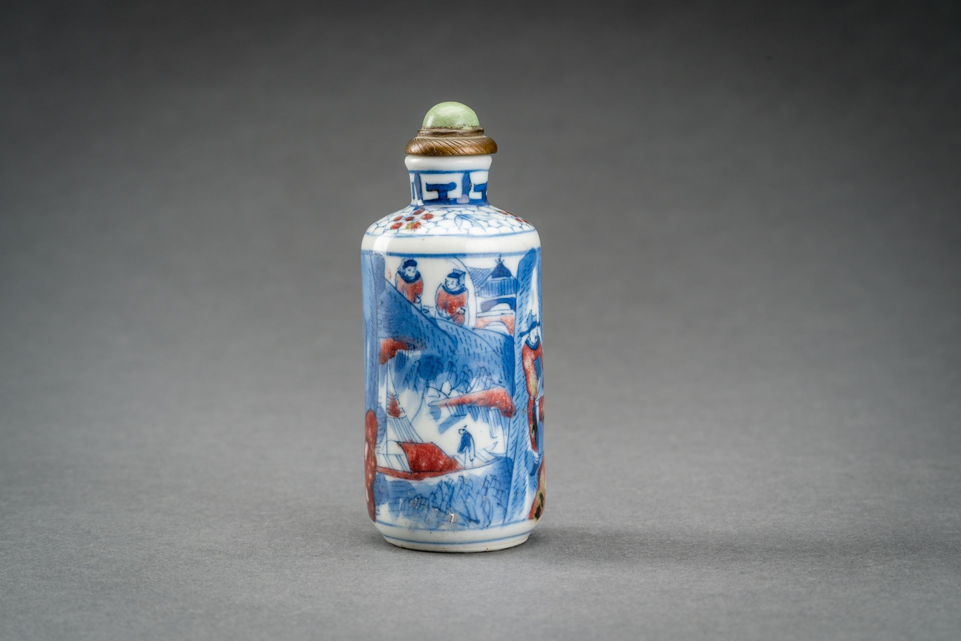 A BLUE, WHITE AND IRON RED PORCELAIN SNUFF BOTTLE WITH PALACE SCENE, QING - Bild 4 aus 8