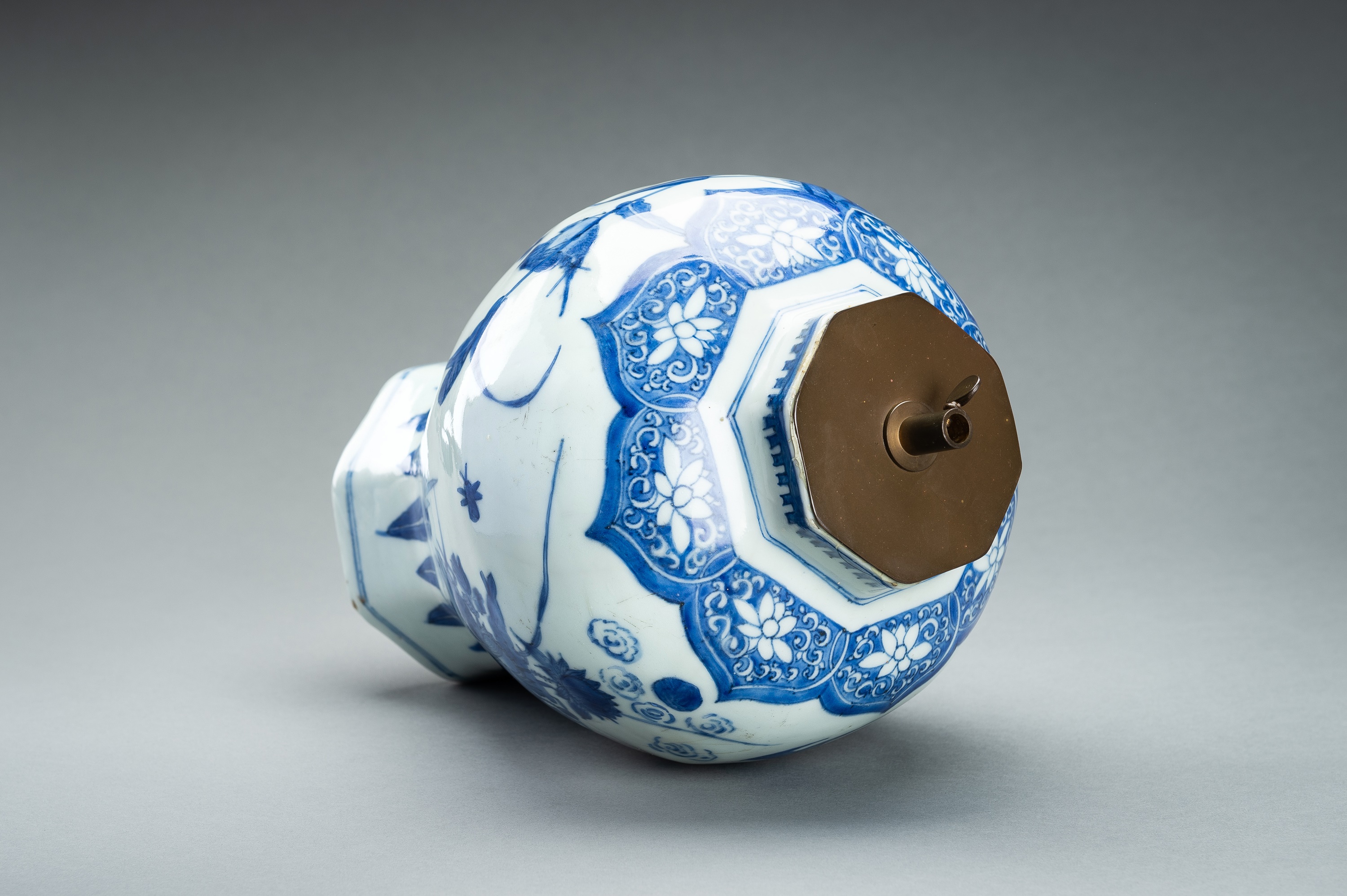 A BLUE AND WHITE PORCELAIN 'BIRDS AND FLOWERS' VASE, QING - Image 12 of 14