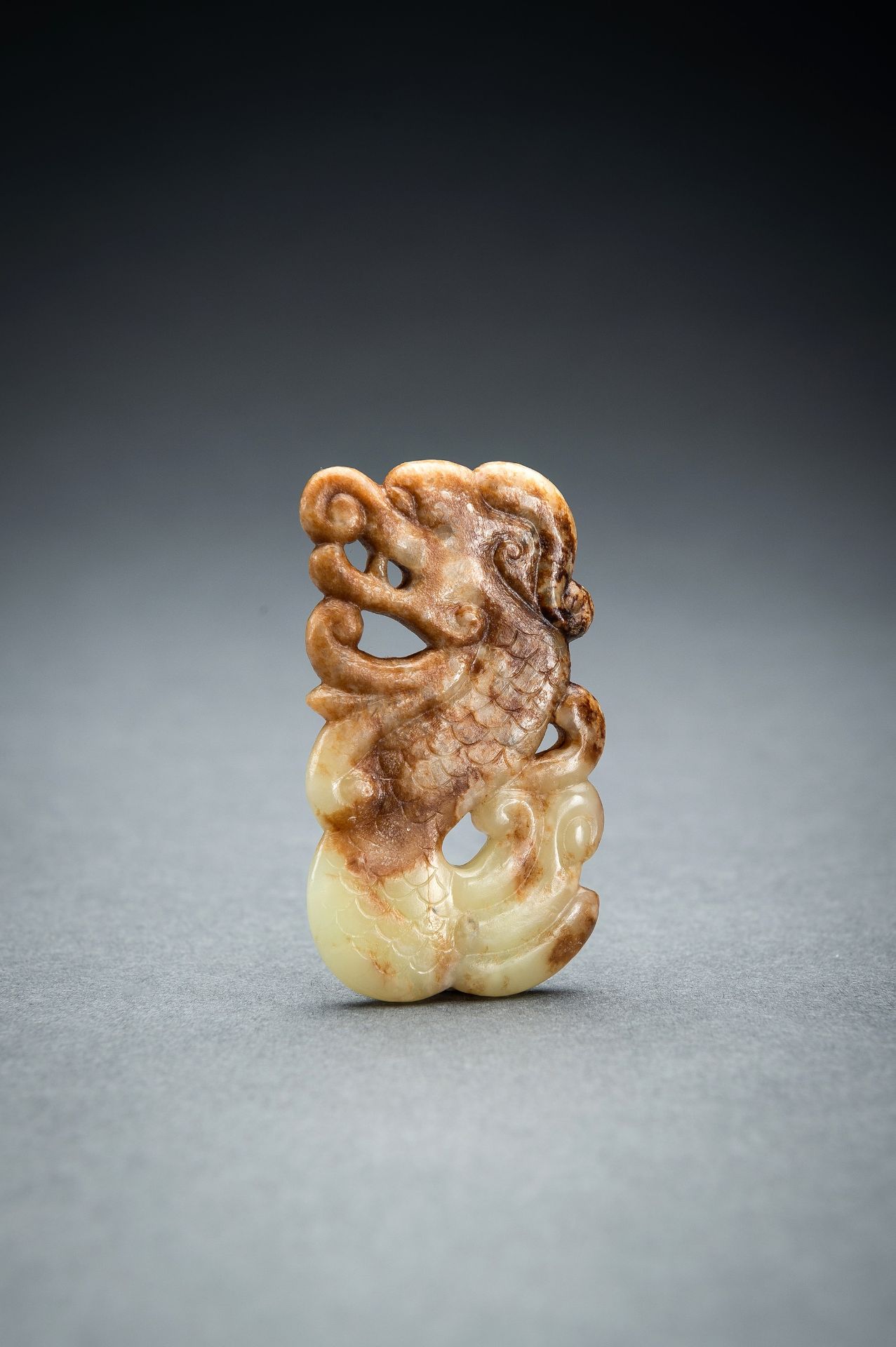 A LOT WITH THREE JADE PENDANTS, QING - Image 3 of 12