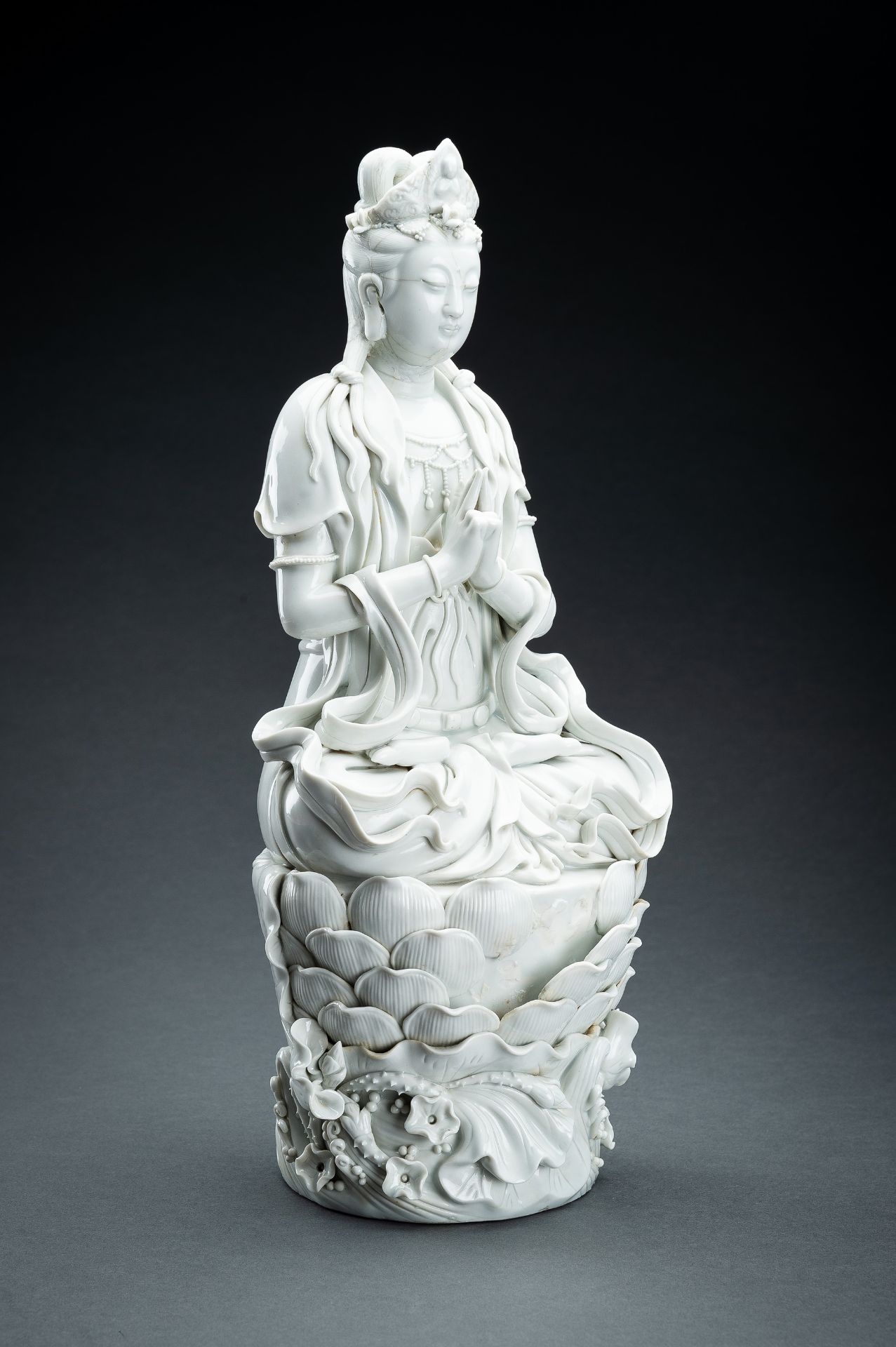 A LARGE DEHUA BLANC DE CHINE PORCELAIN FIGURE OF GUANYIN - Bild 4 aus 21