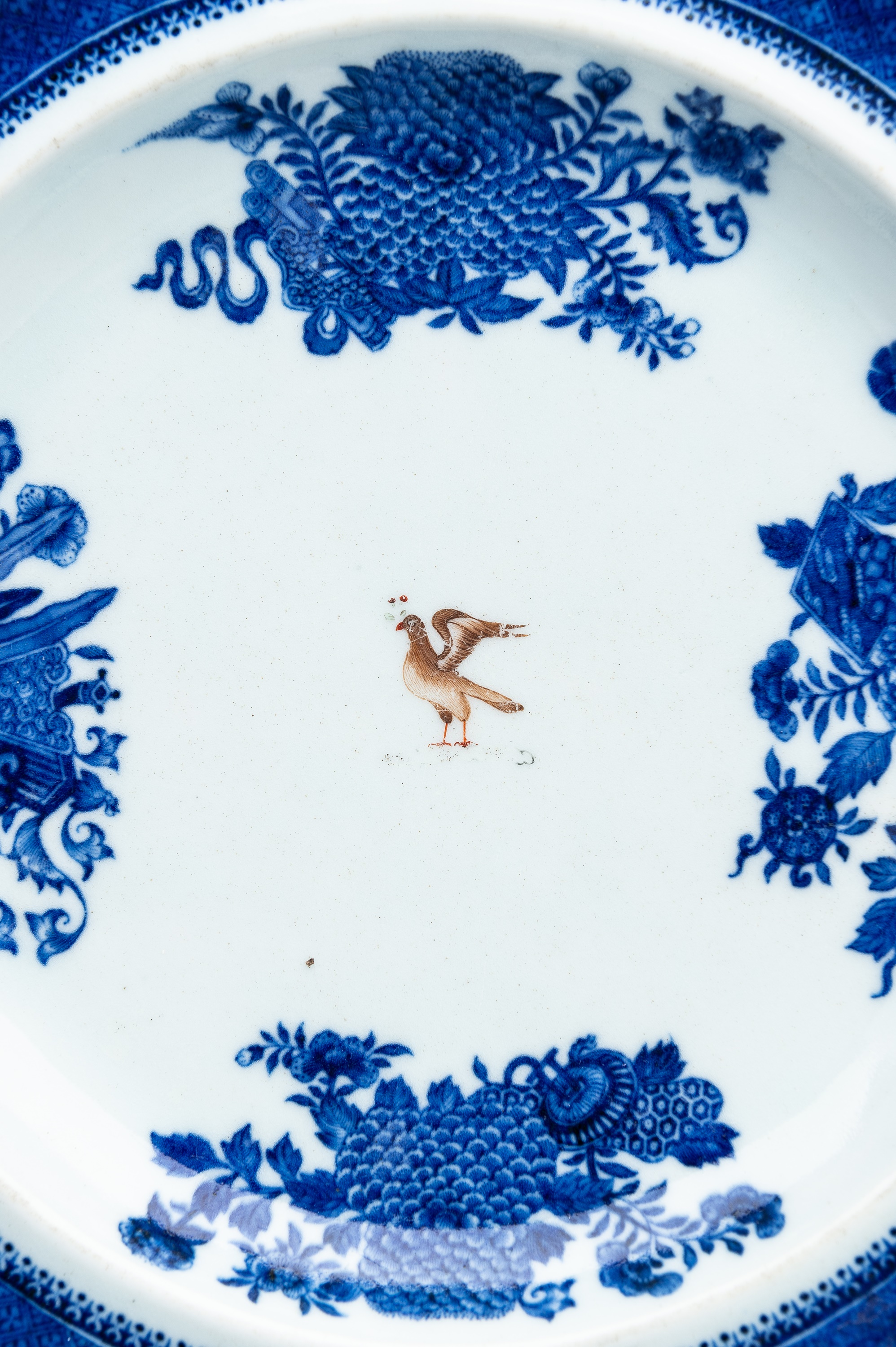 A BLUE AND WHITE FITZHUGH ARMORIAL PORCELAIN HOT WATER PLATE - Image 5 of 10