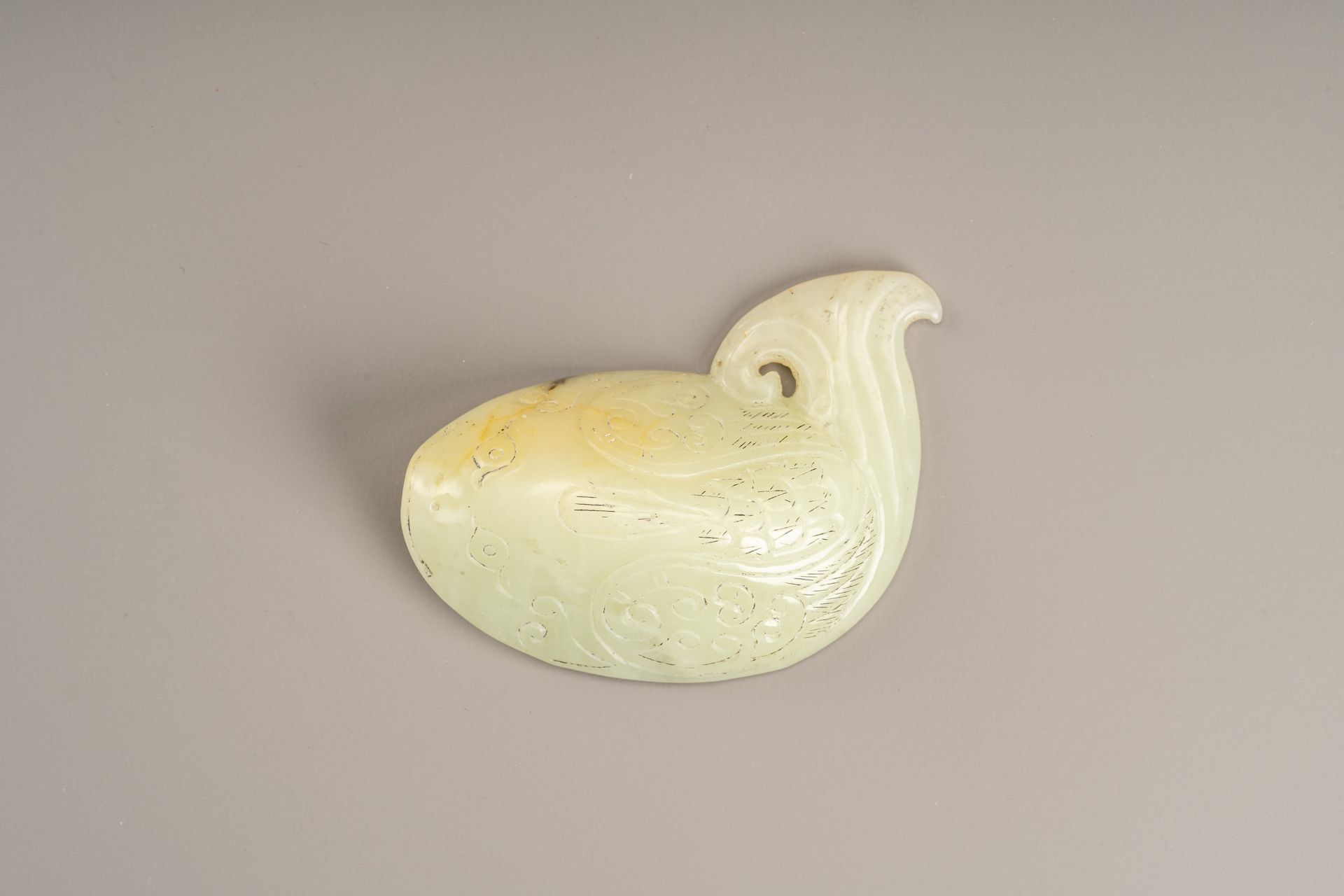 A CELADON JADE `FISHÂ´ PENDANT, c. 1920s - Image 5 of 7