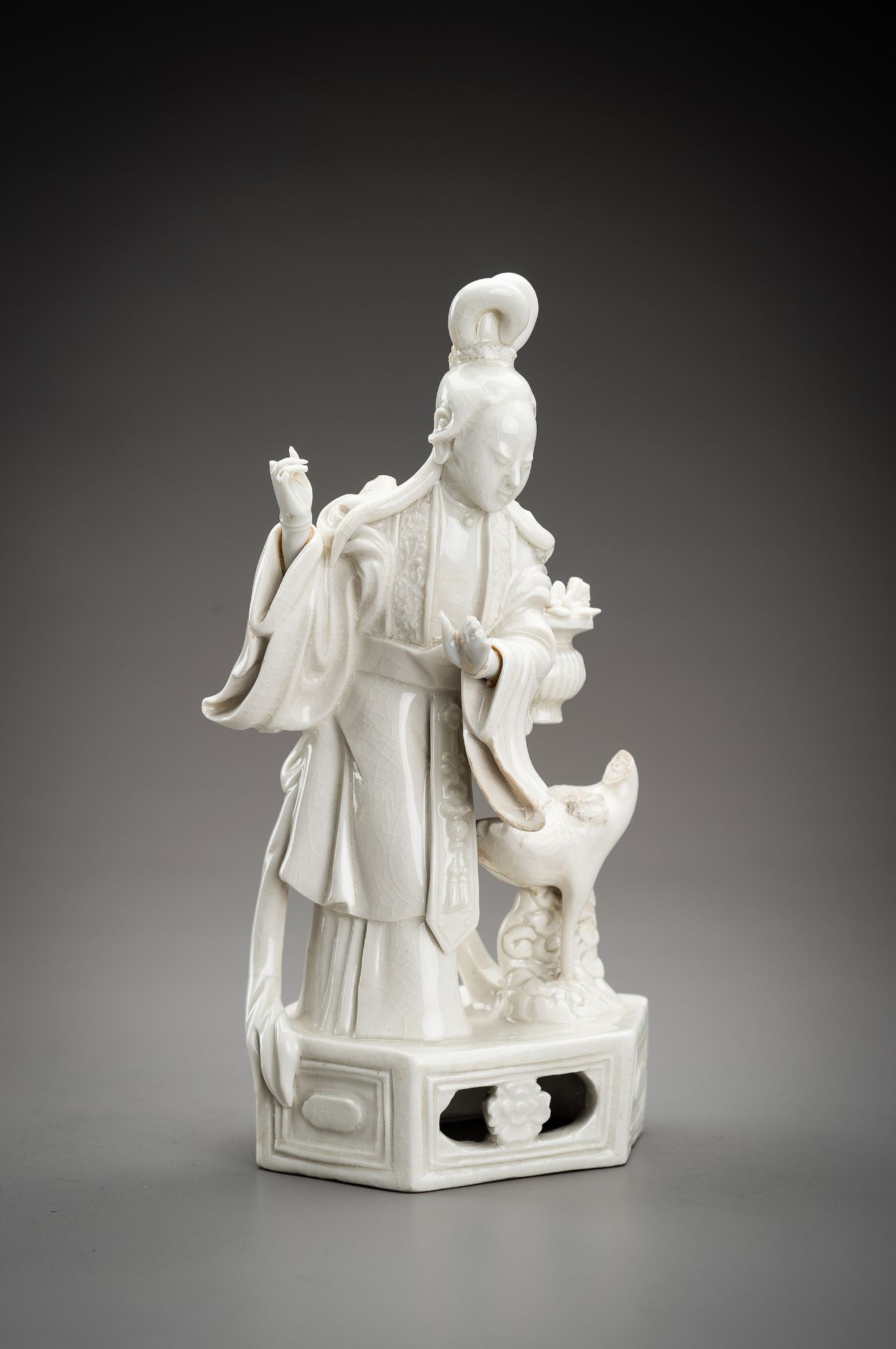 A PAIR OF DEHUA PORCELAIN FIGURES, 18th CENTURY - Bild 3 aus 15