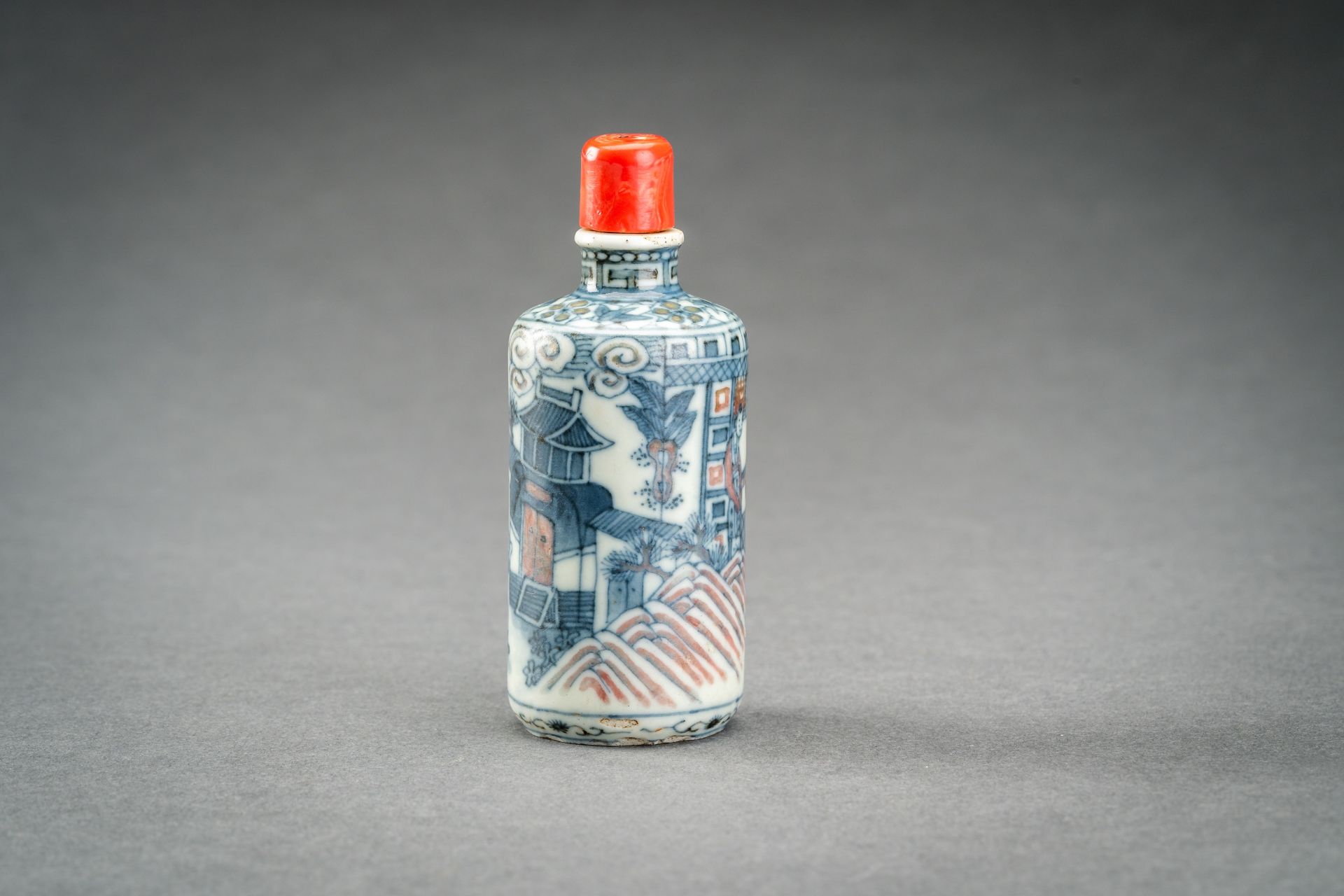 A BLUE, WHITE AND IRON RED PORCELAIN SNUFF BOTTLE, QING DYNASTY - Image 3 of 8