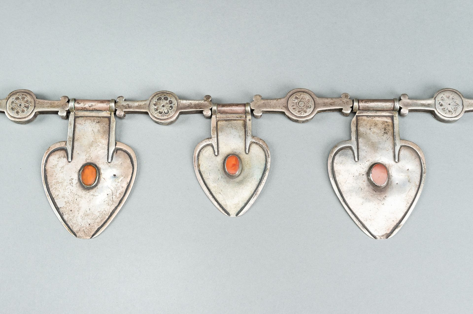 A TURKOMAN SILVER AND CARNELIAN ASYK PENDANT, c. 1900s - Bild 2 aus 10