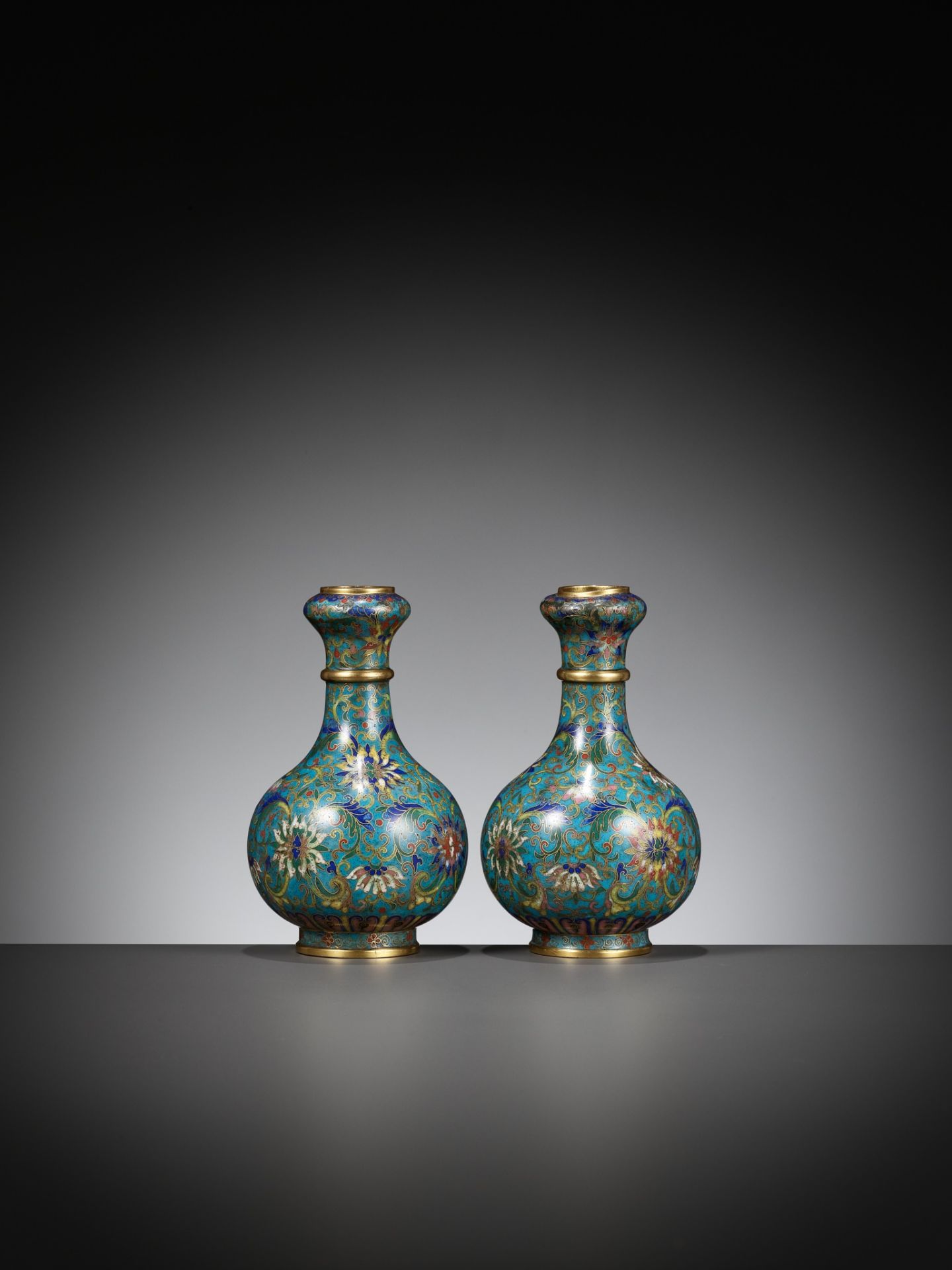 A PAIR OF CLOISONNE ENAMEL GARLIC-MOUTH VASES, QIANLONG TO JIAQING PERIOD - Image 6 of 9