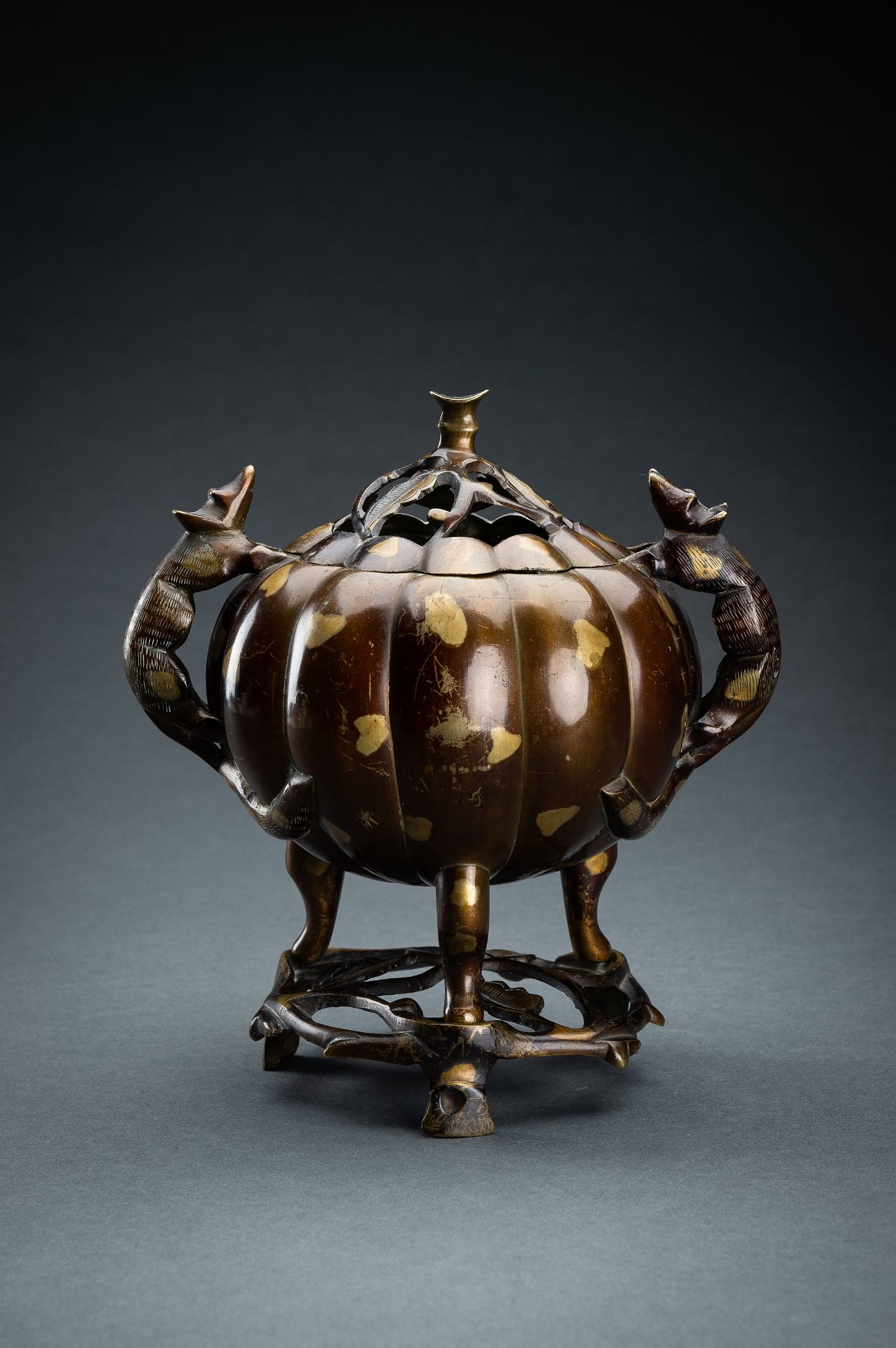 A PUMPKIN SHAPED GOLD SPLASH BRONZE TRIPOD CENSER, 19th CENTURY - Image 5 of 15