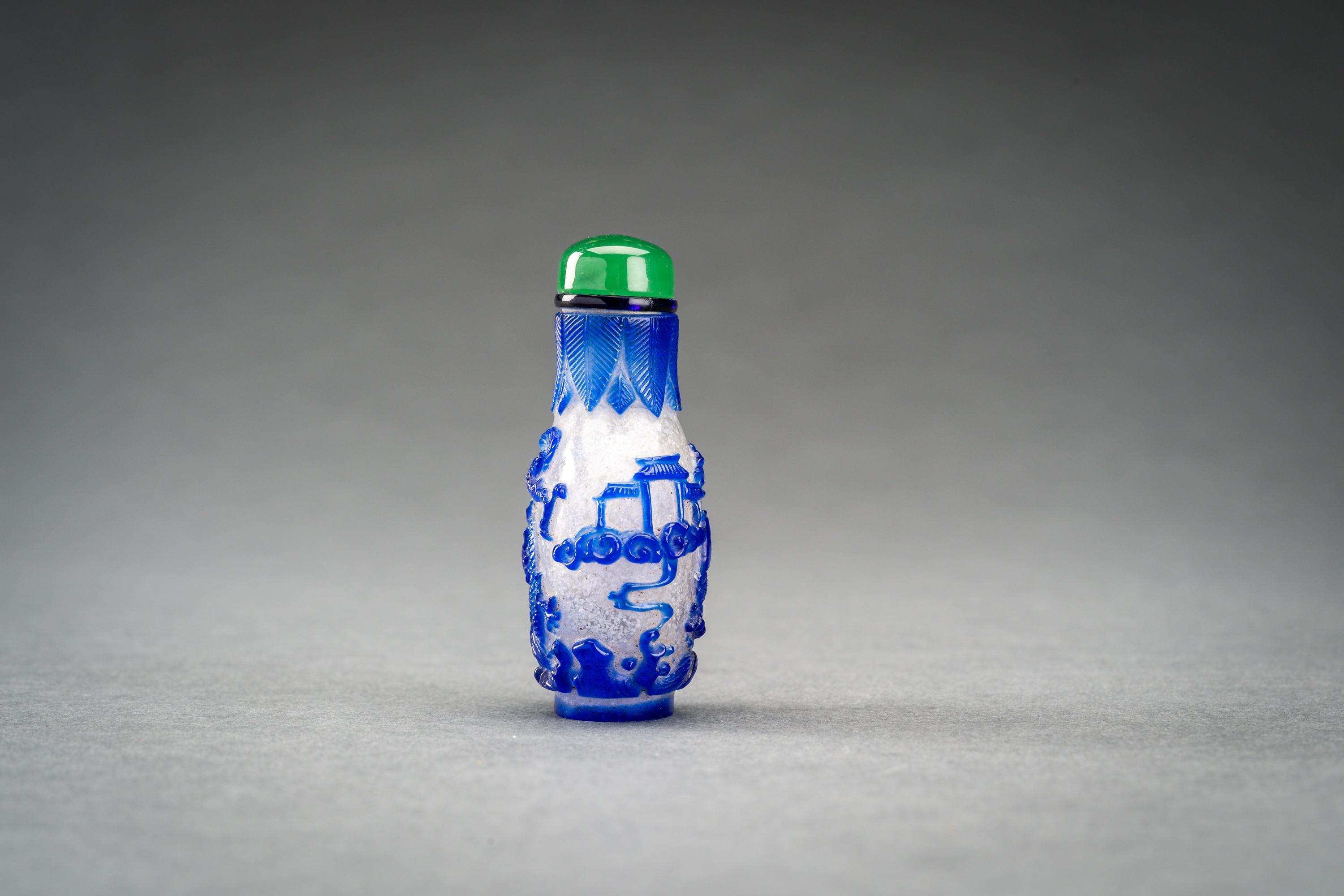 A BLUE OVERLAY 'SNOWFLAKE' GLASS SNUFF BOTTLE - Image 3 of 6