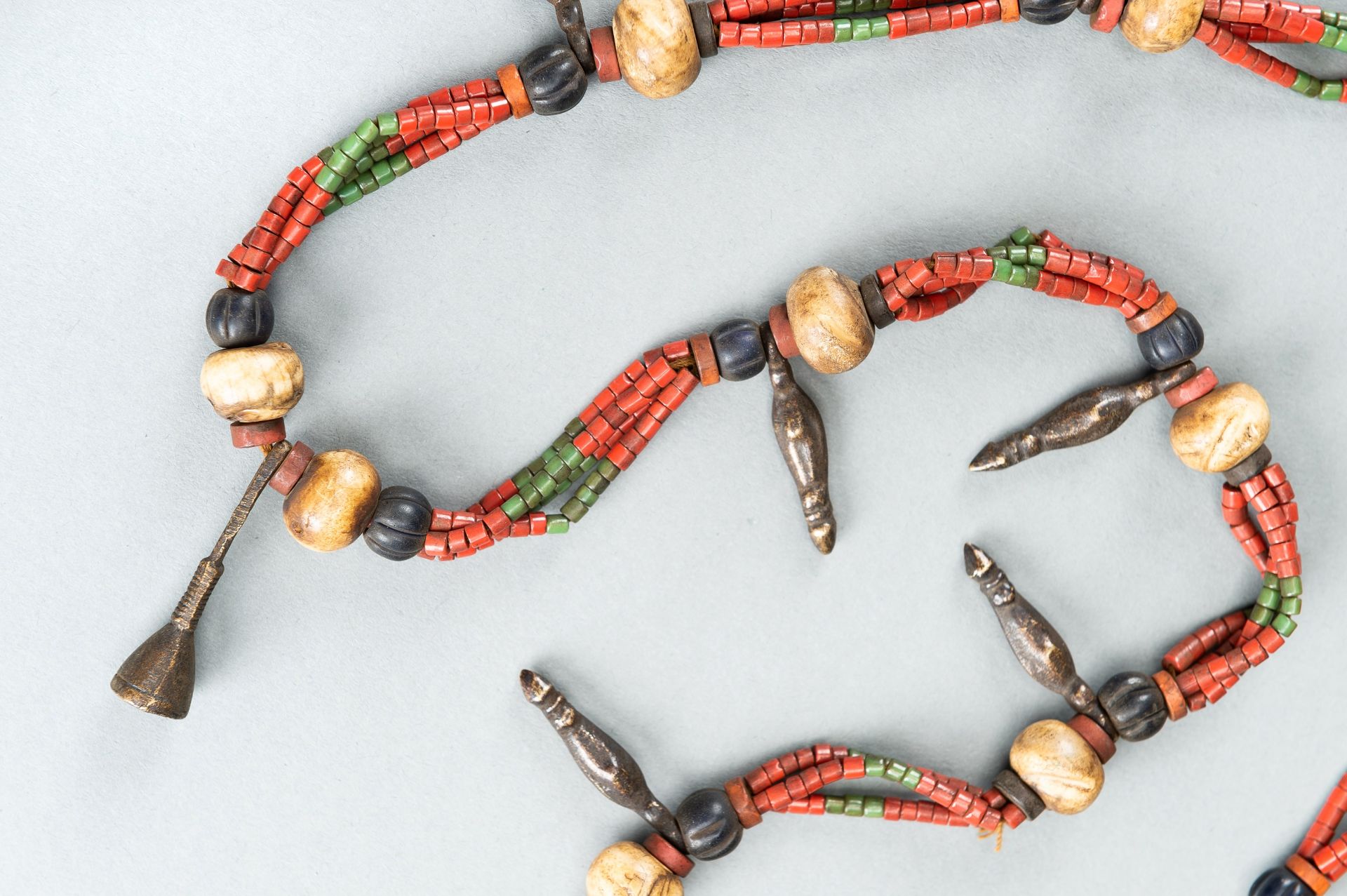 A NAGALAND MULTI-COLORED GLASS, BRASS AND SHELL NECKLACE, c. 1900s - Bild 3 aus 9