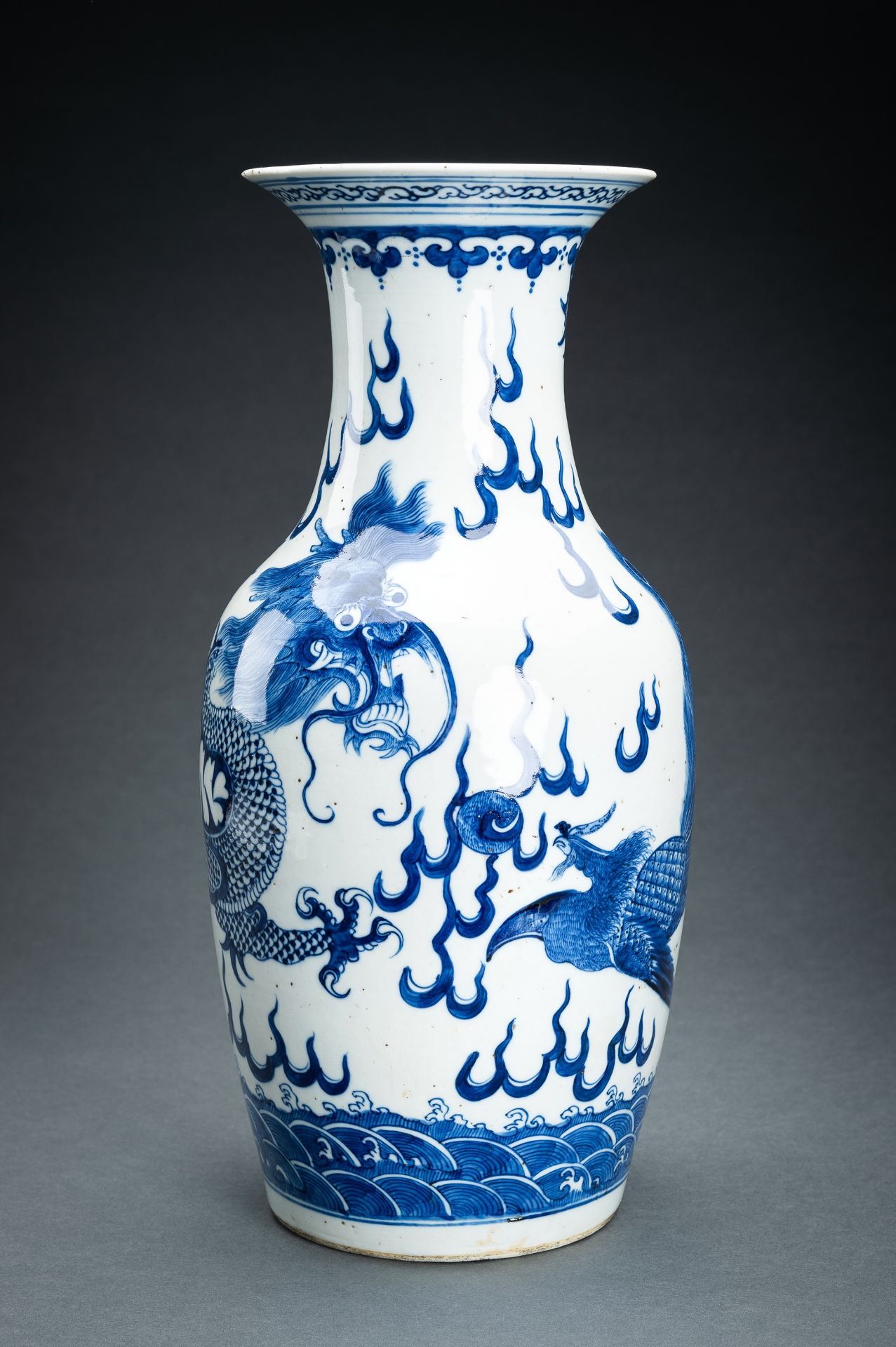 A BLUE AND WHITE 'DRAGON AND PHOENIX' PORCELAIN VASE, c. 1900s - Image 8 of 15