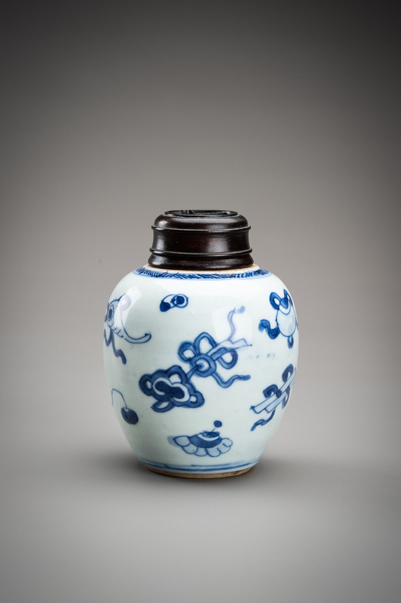 A SMALL BLUE AND WHITE PORCELAIN GINGER JAR, QING - Bild 4 aus 12