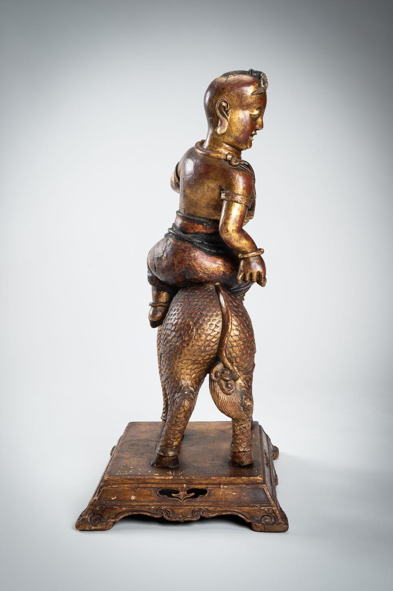 A VERY LARGE GILT-LACQUERED WOOD STATUE OF YOUNG BUDDHA RIDING QILIN - Image 7 of 19