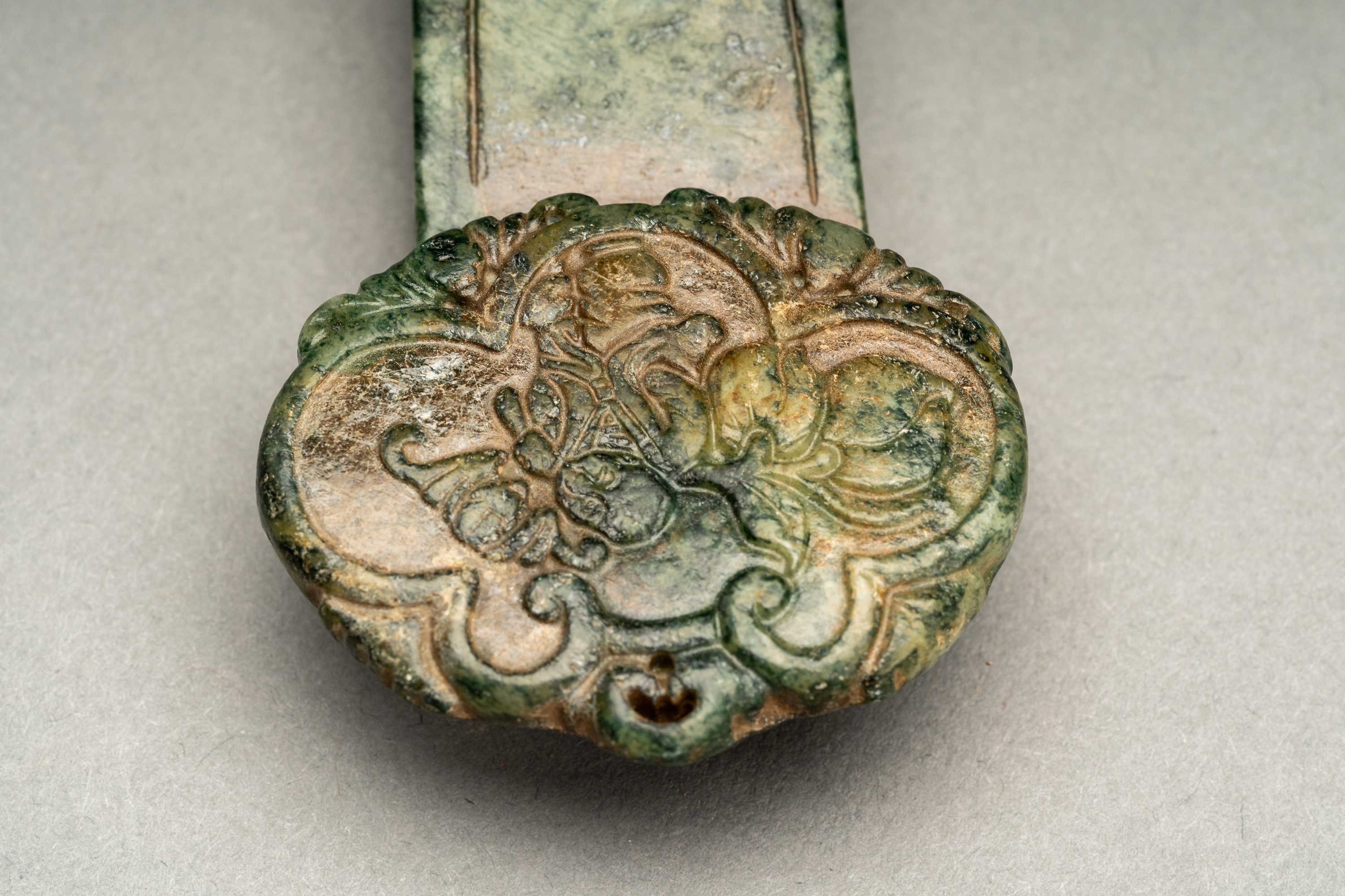 A SMALL HARDSTONE `RUYI SCEPTERÂ´ PENDANT, c 1920s - Image 3 of 12