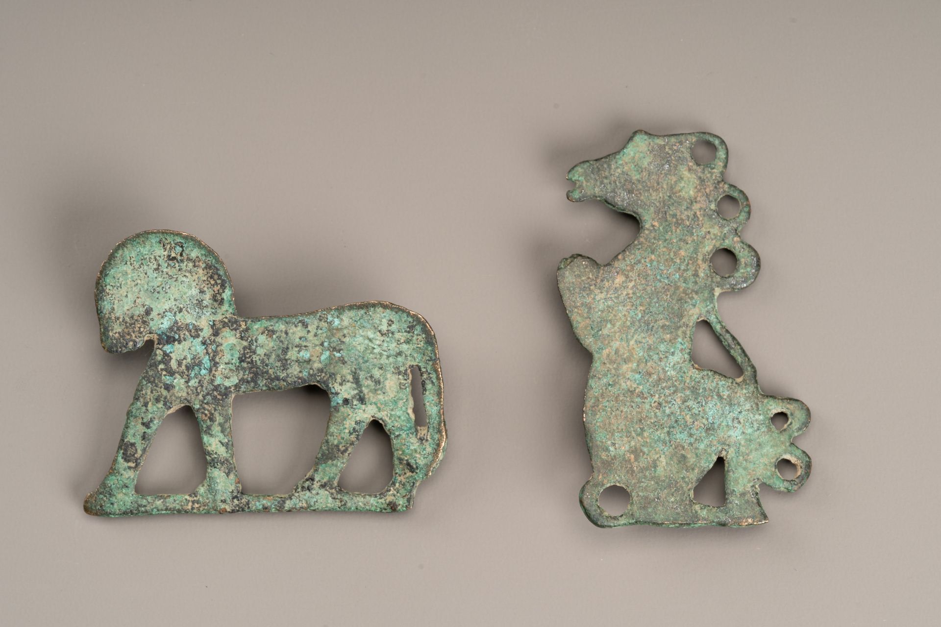 A LOT WITH TWO SINO-SIBERIAN BRONZE ORNAMENTS WITH ANIMALS - Image 5 of 5