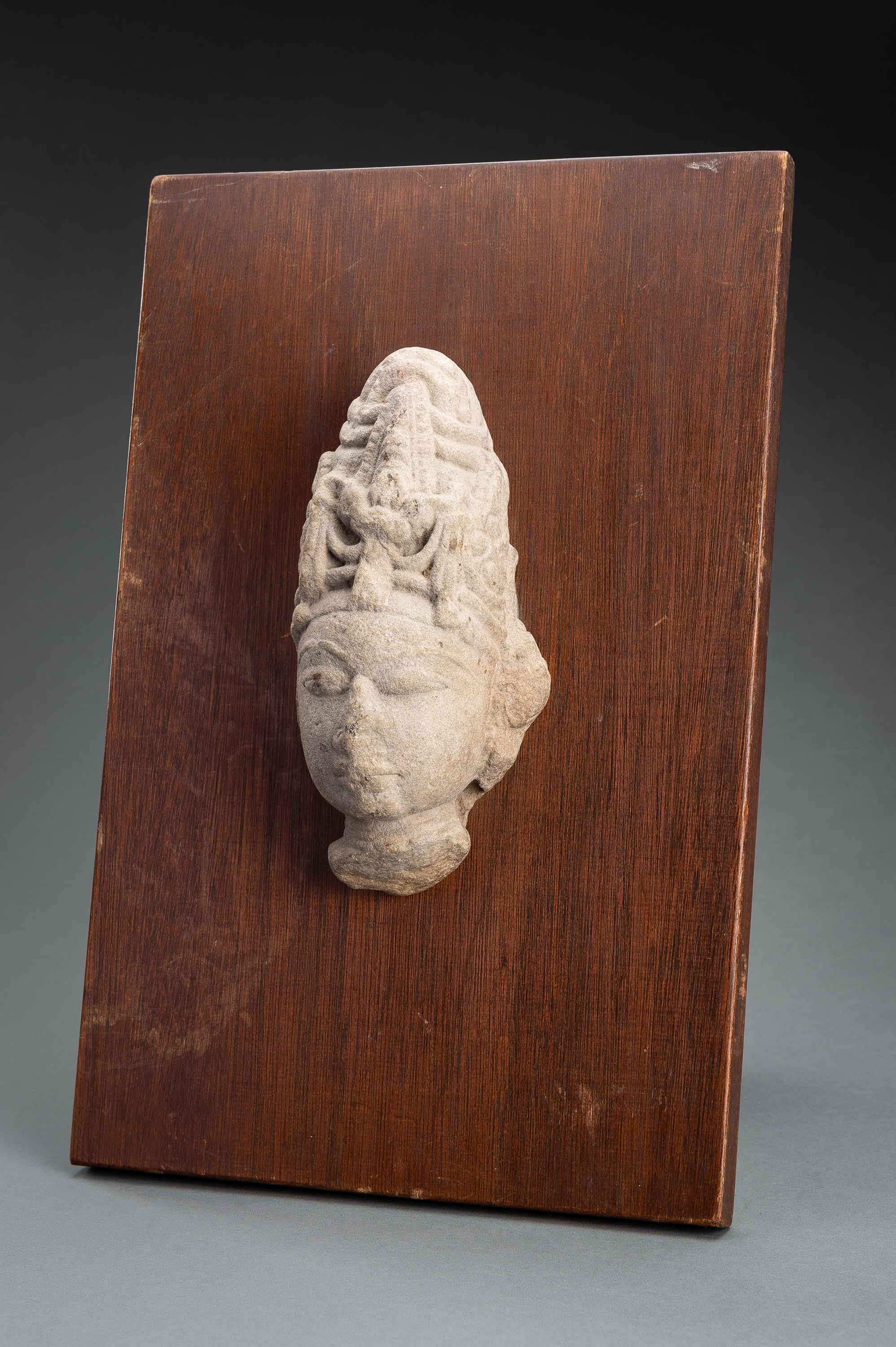 A SANDSTONE HEAD OF VISHNU WITH A MITER CROWN - Image 8 of 14