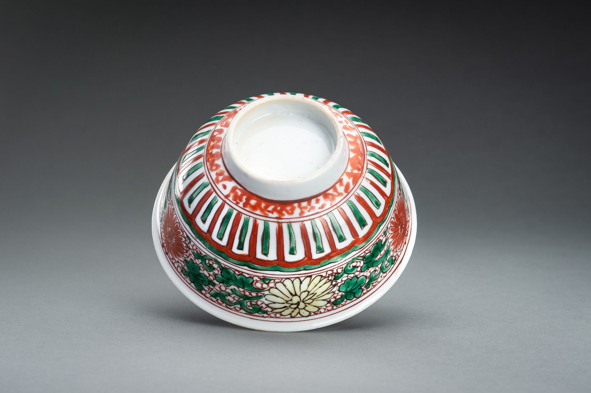 A WUCAI Â´CHRYSANTHEMUMÂ´ PORCELAIN BOWL, 17th CENTURY - Image 11 of 12