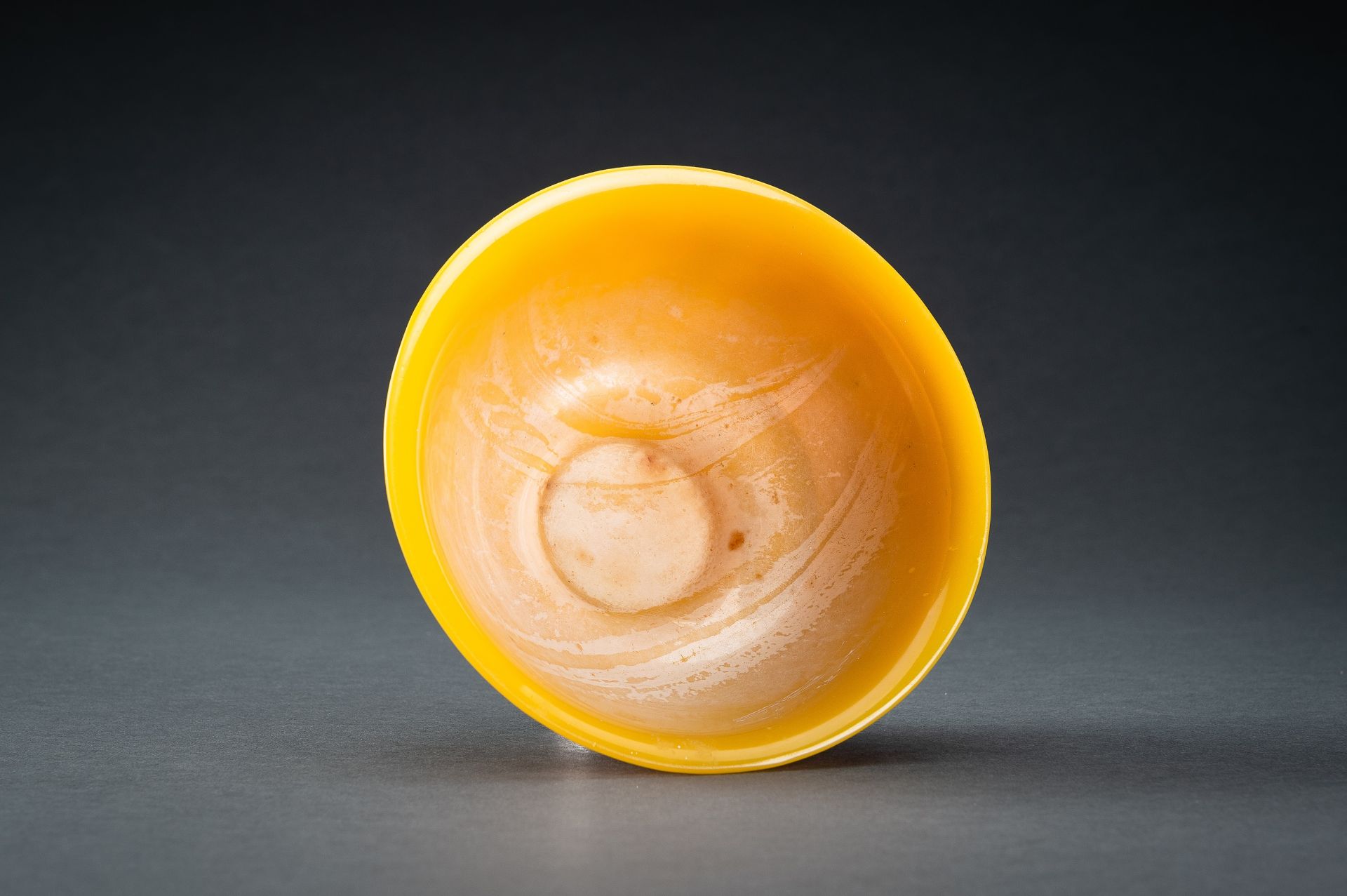 AN OPAQUE YELLOW GLASS BOWL WITH BUDDHIST SYMBOLS, QING - Bild 5 aus 13