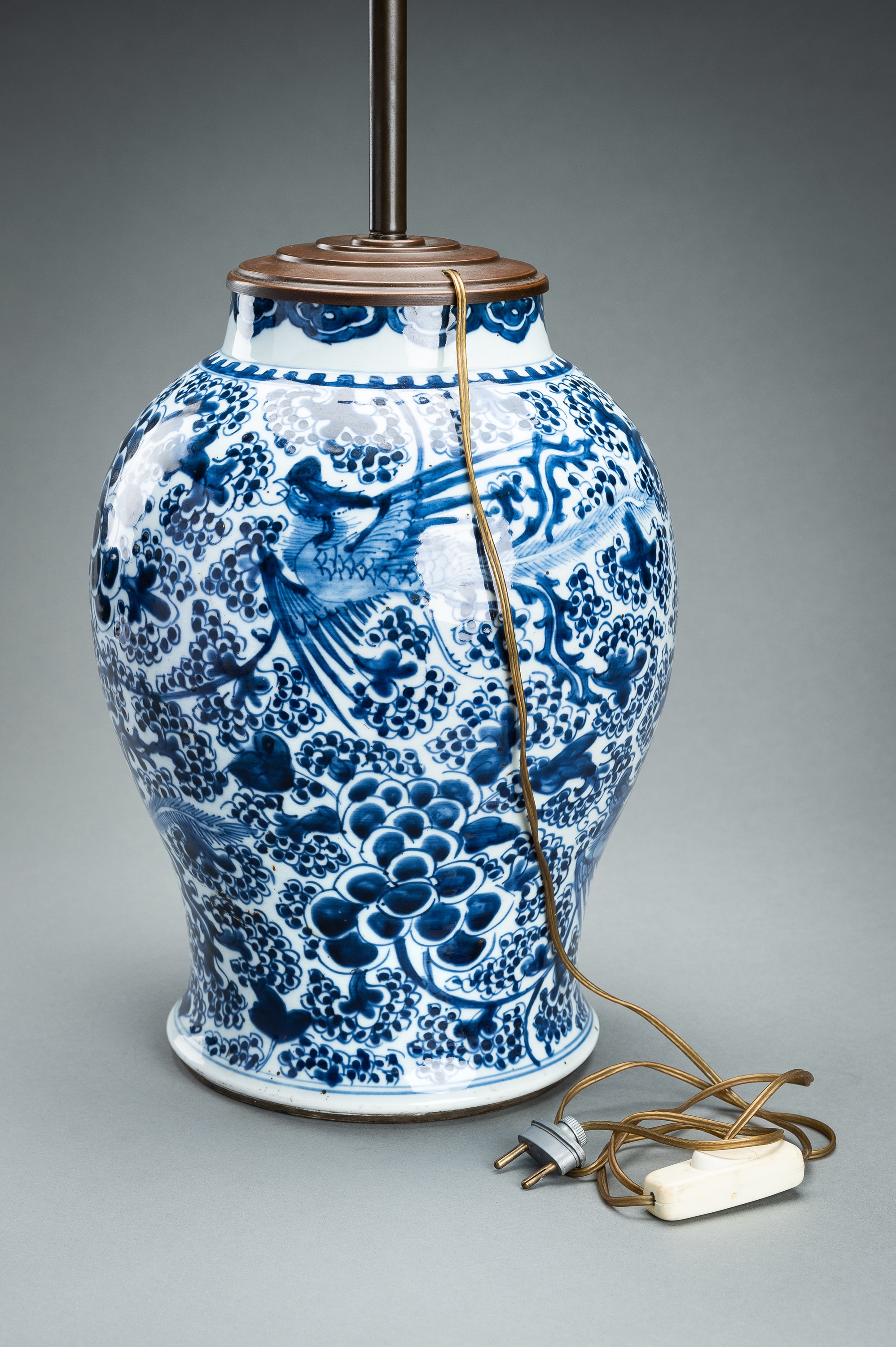 A LARGE BLUE AND WHITE PORCELAIN VASE, QING - Image 6 of 15