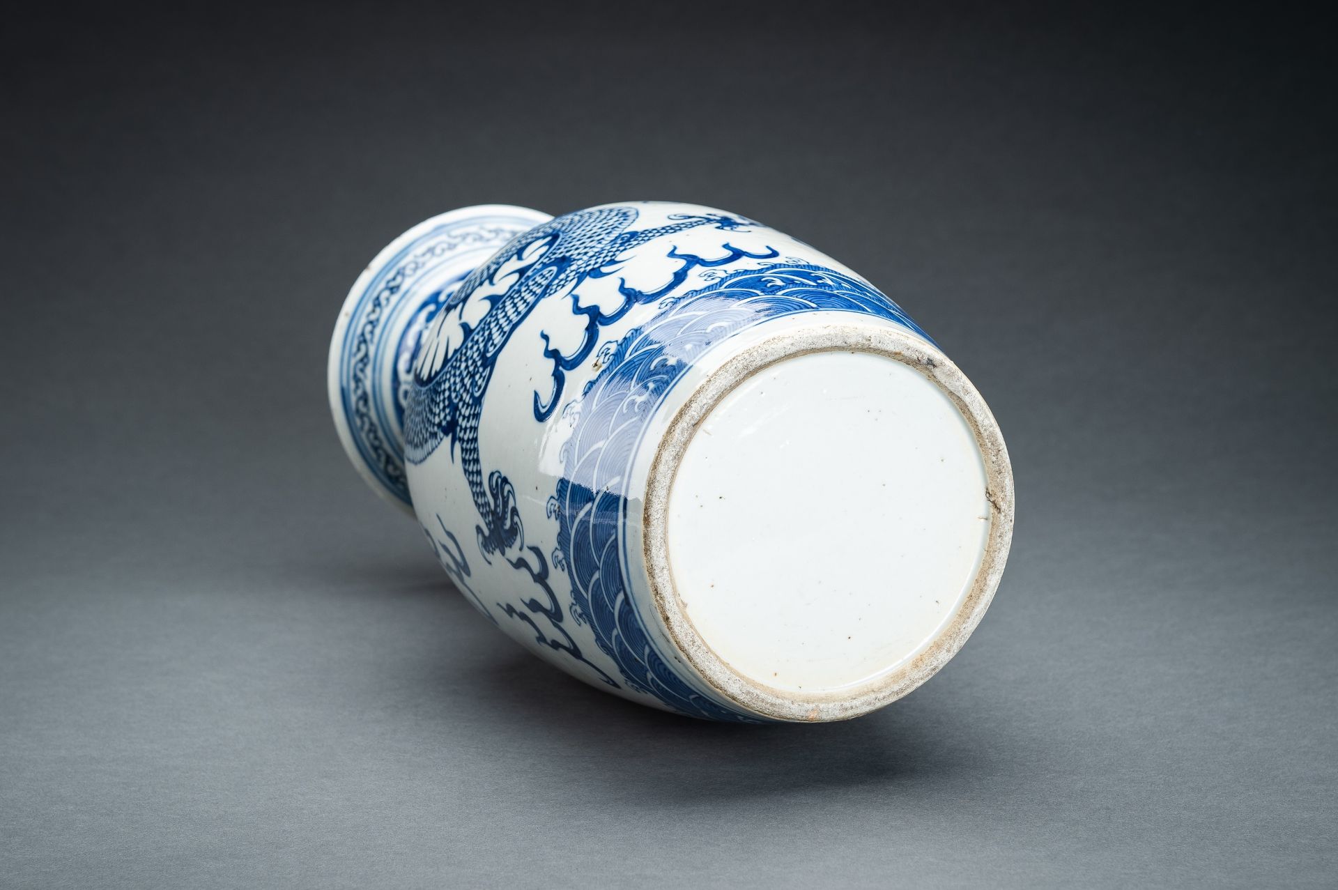 A BLUE AND WHITE 'DRAGON AND PHOENIX' PORCELAIN VASE, c. 1900s - Image 14 of 15