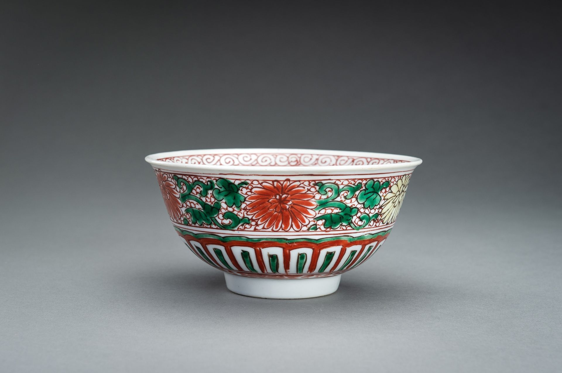 A WUCAI Â´CHRYSANTHEMUMÂ´ PORCELAIN BOWL, 17th CENTURY - Image 2 of 12