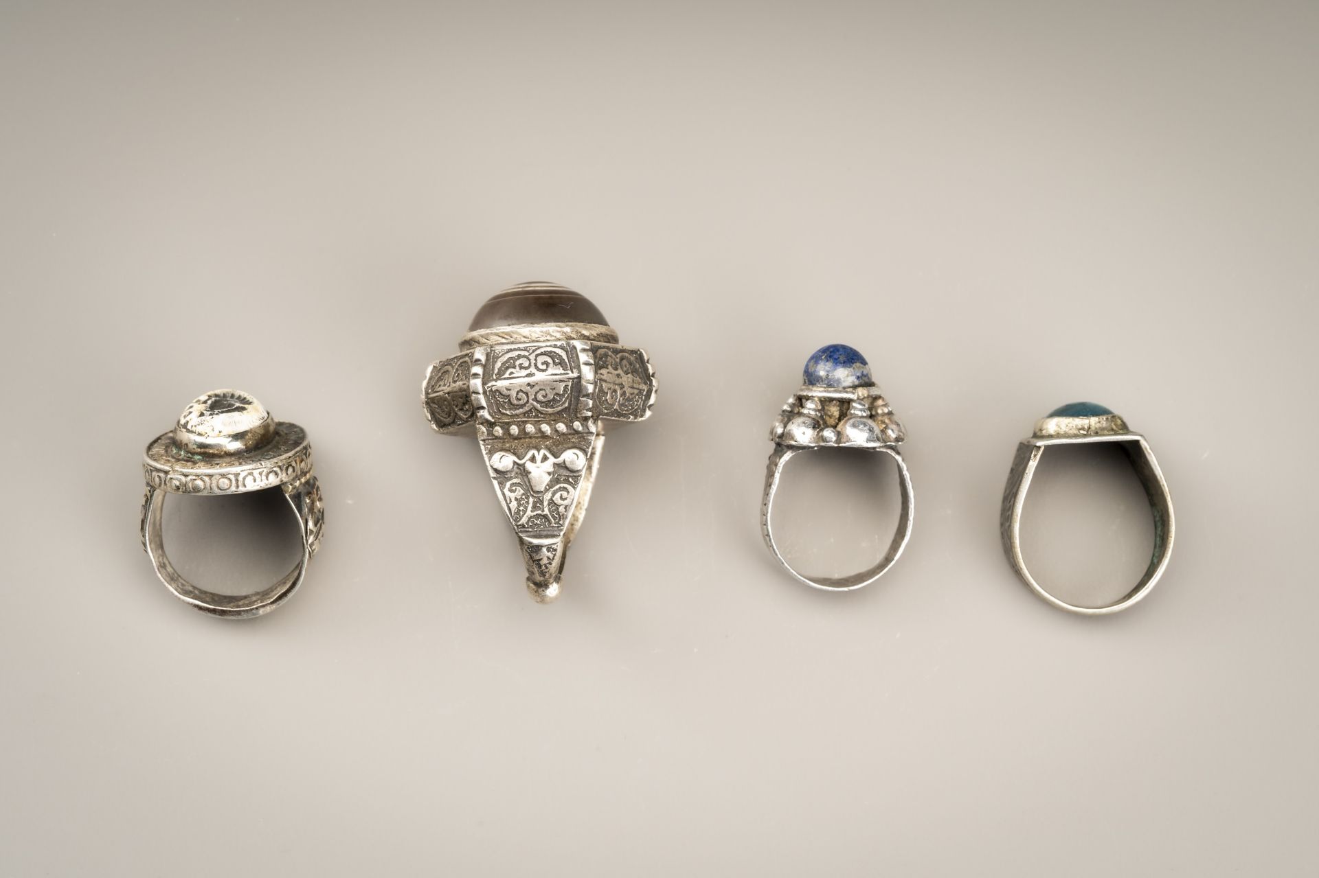 A LOT WITH FOUR HARDSTONE INSET SILVER RINGS - Image 11 of 11