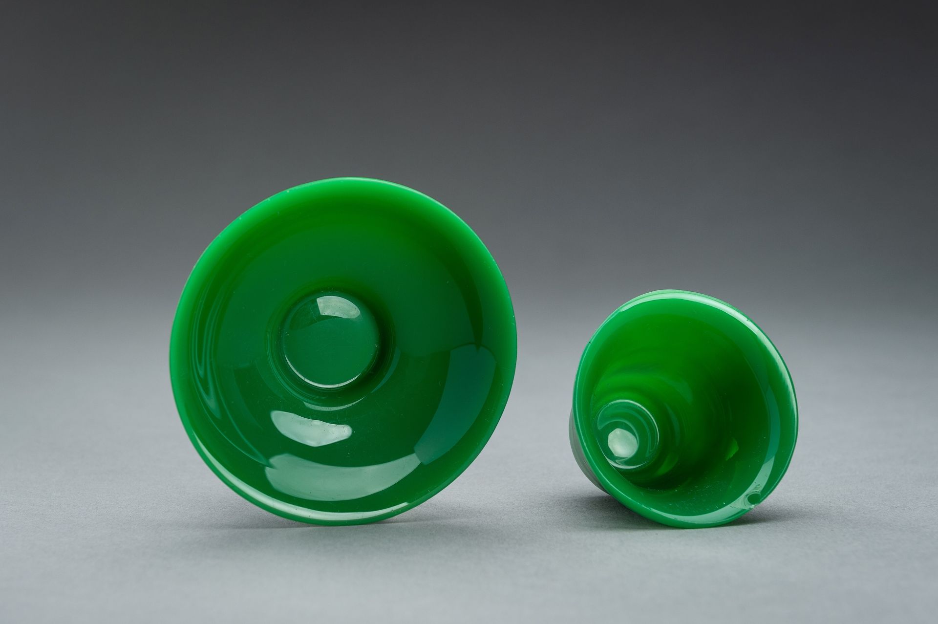 AN APPLE GREEN GLASS CUP AND SAUCER - Bild 9 aus 10